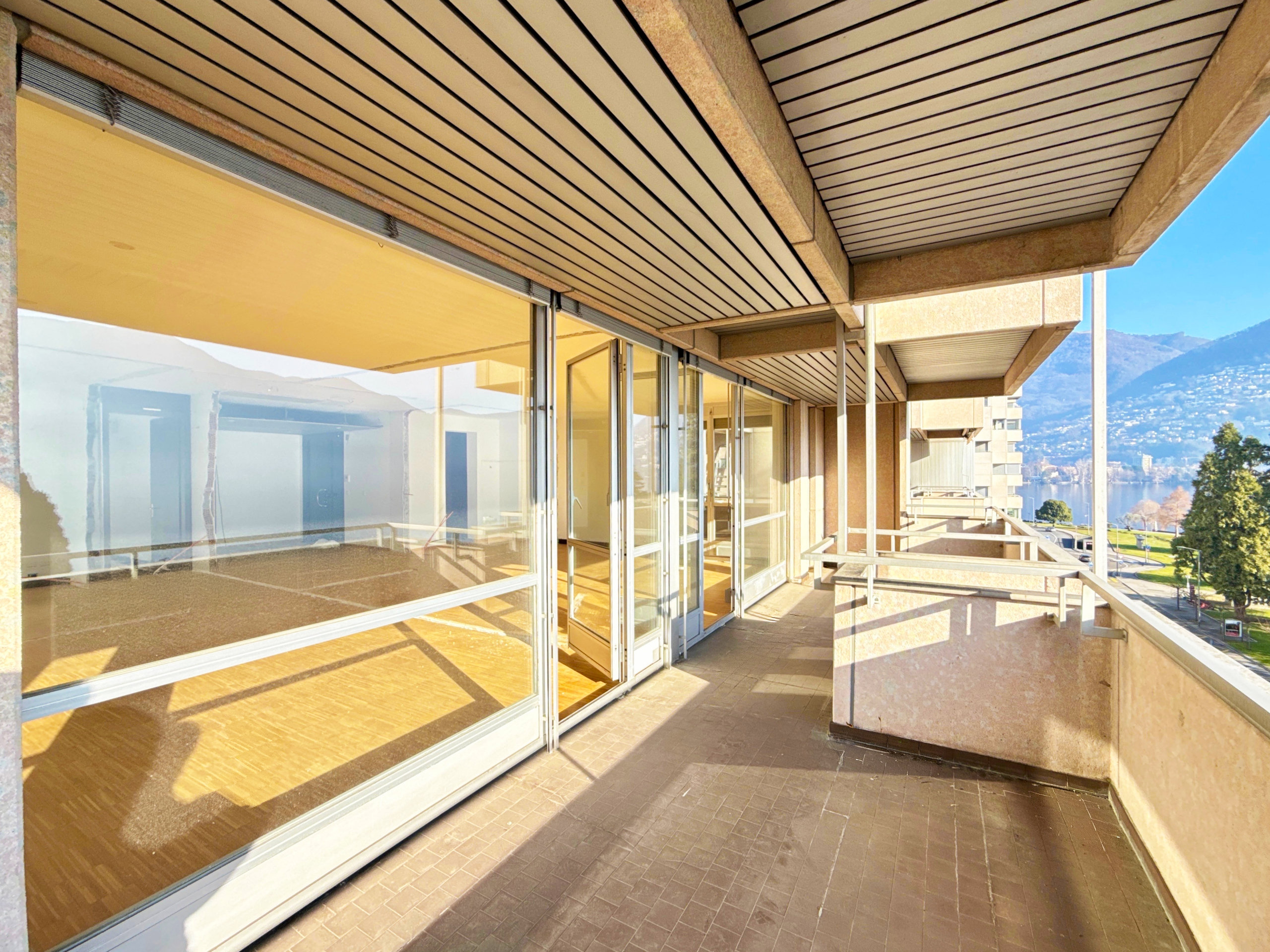 Balkon mit Berg- und Seeblick