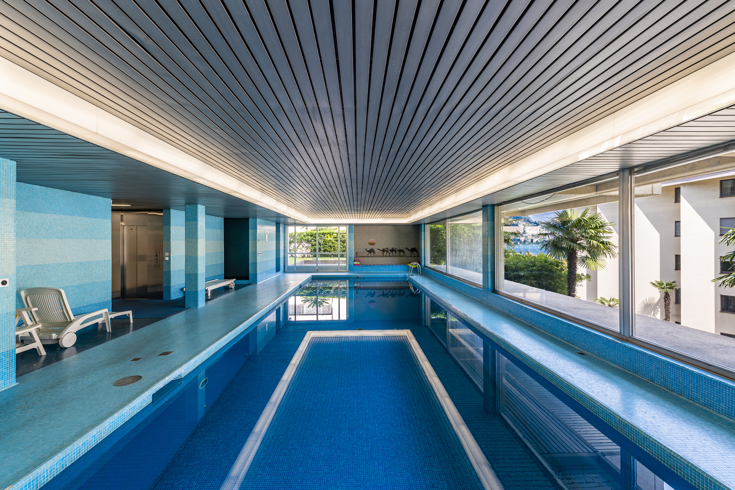 Innenpool mit Lounge und Ausblick