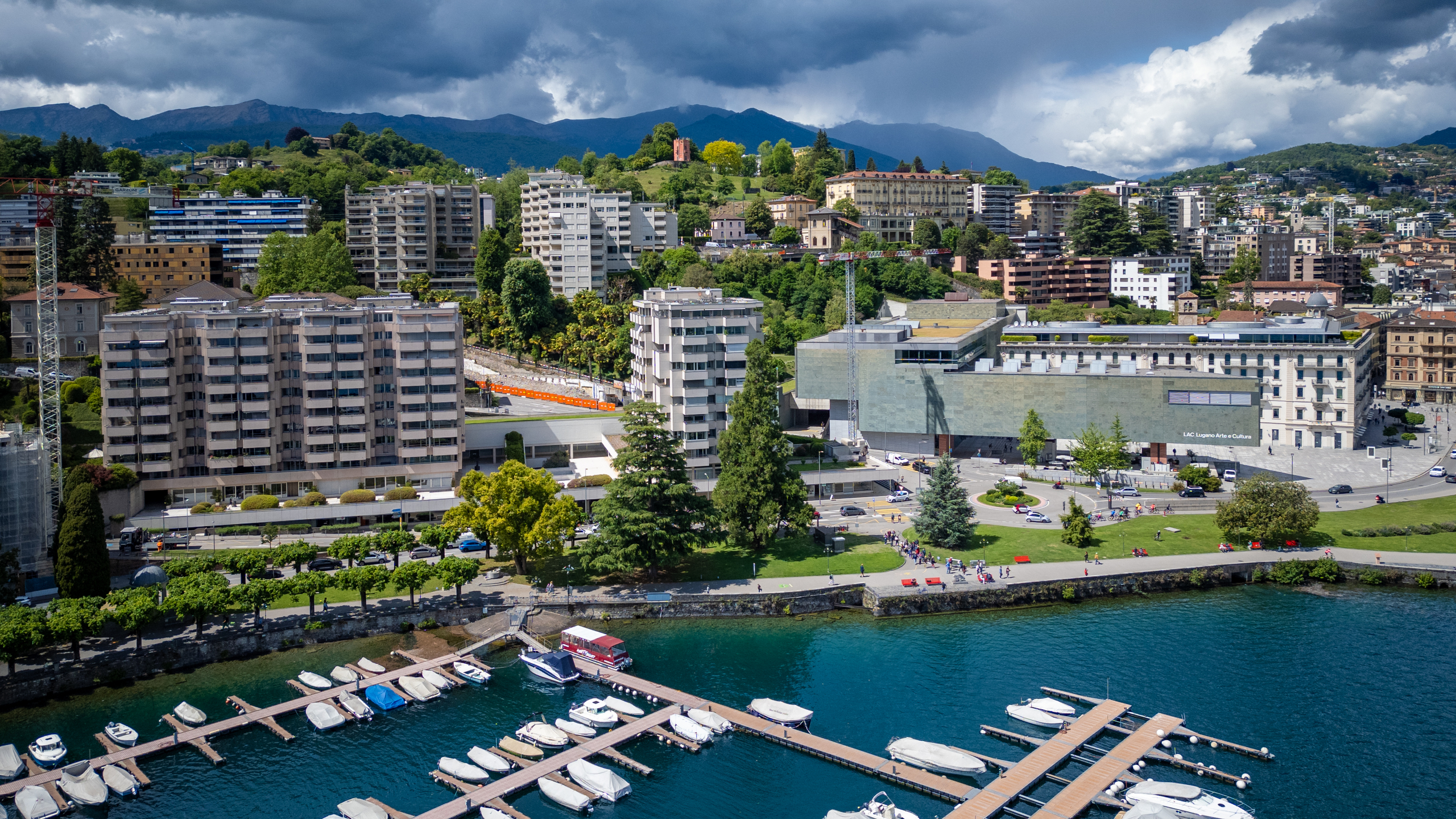 Uferstadt mit Hafen und Bergen
