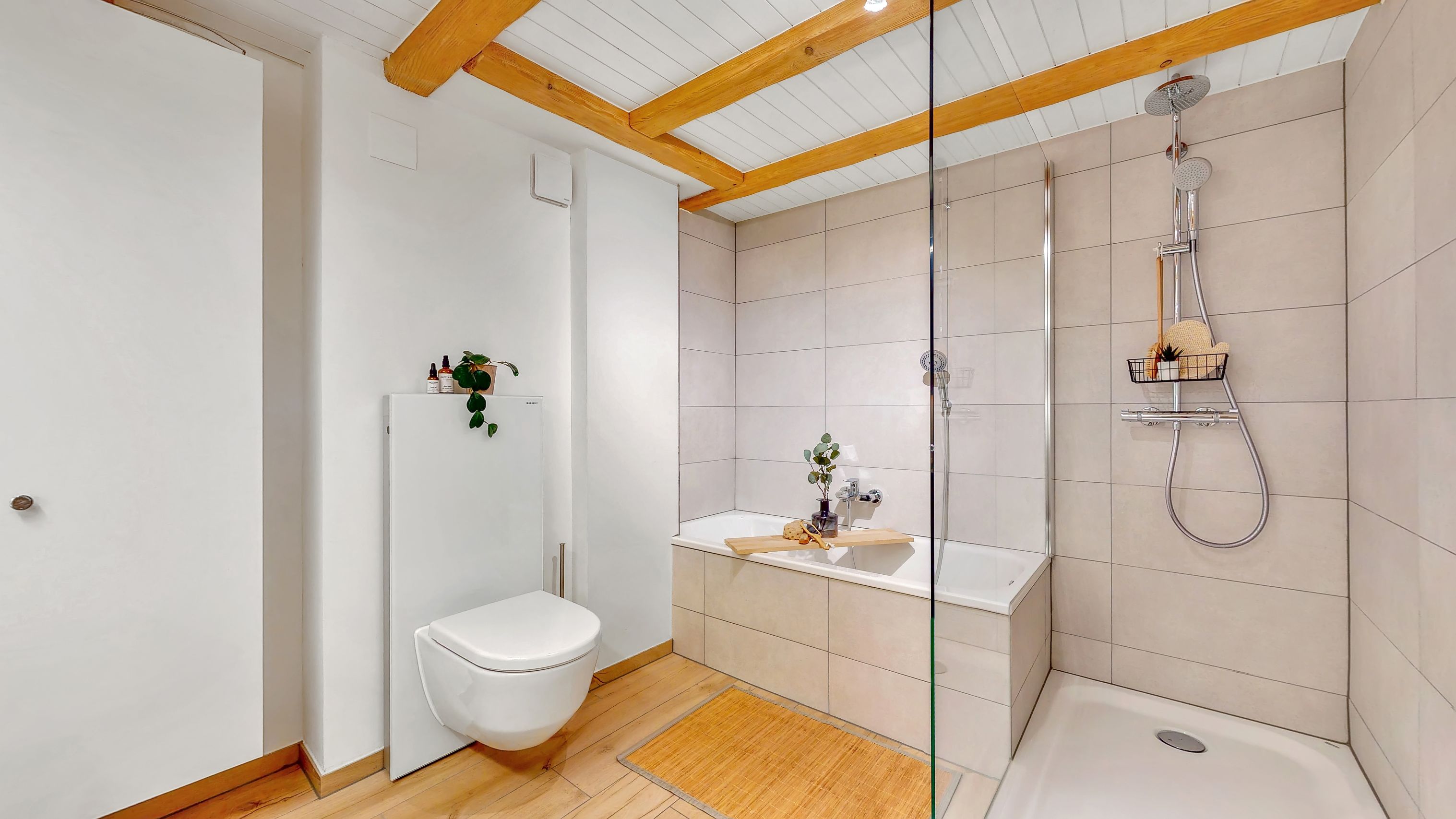Modernes Badezimmer mit Badewanne und begehbarer Dusche