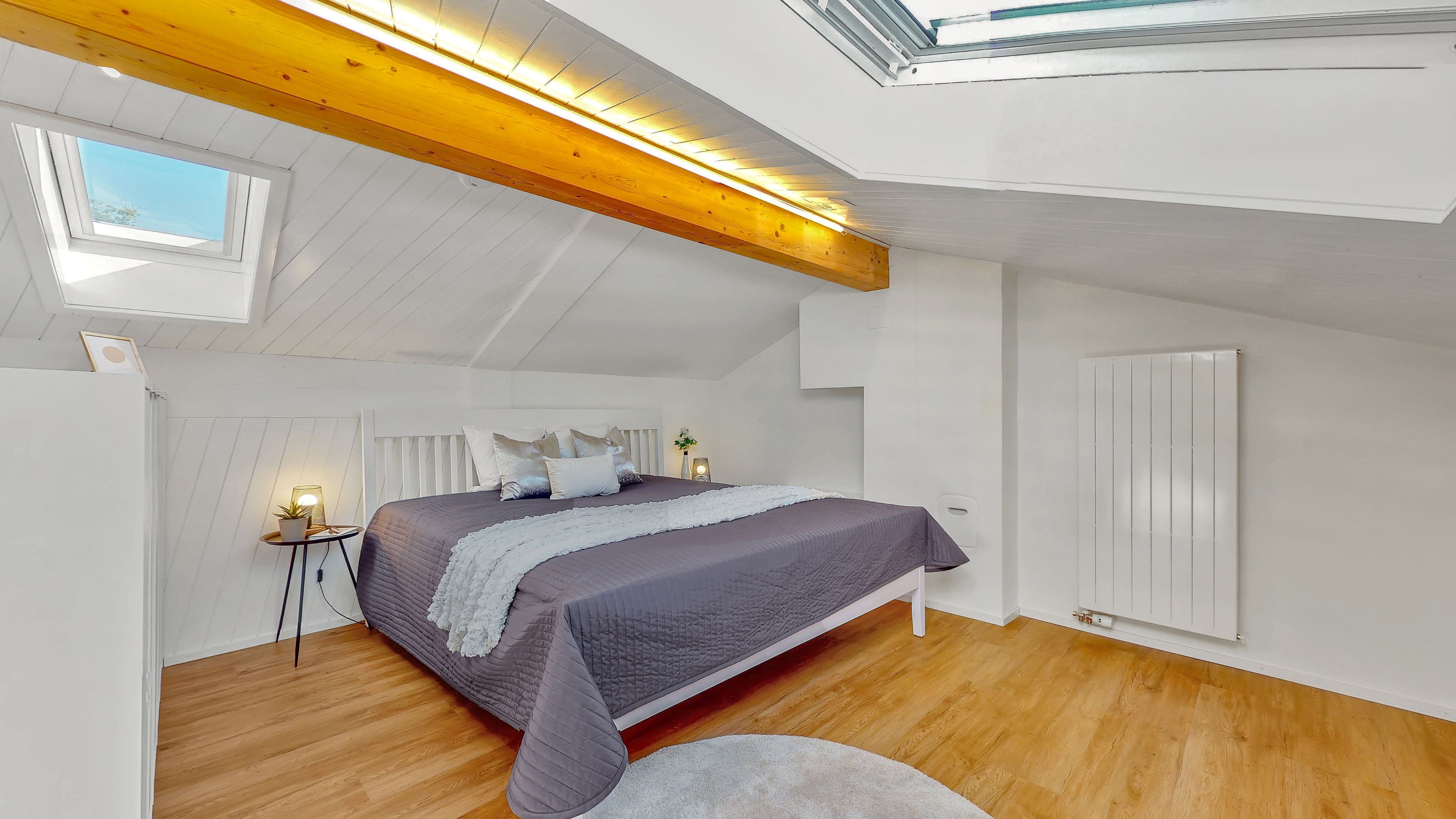 Helles Dachgeschoss-Schlafzimmer