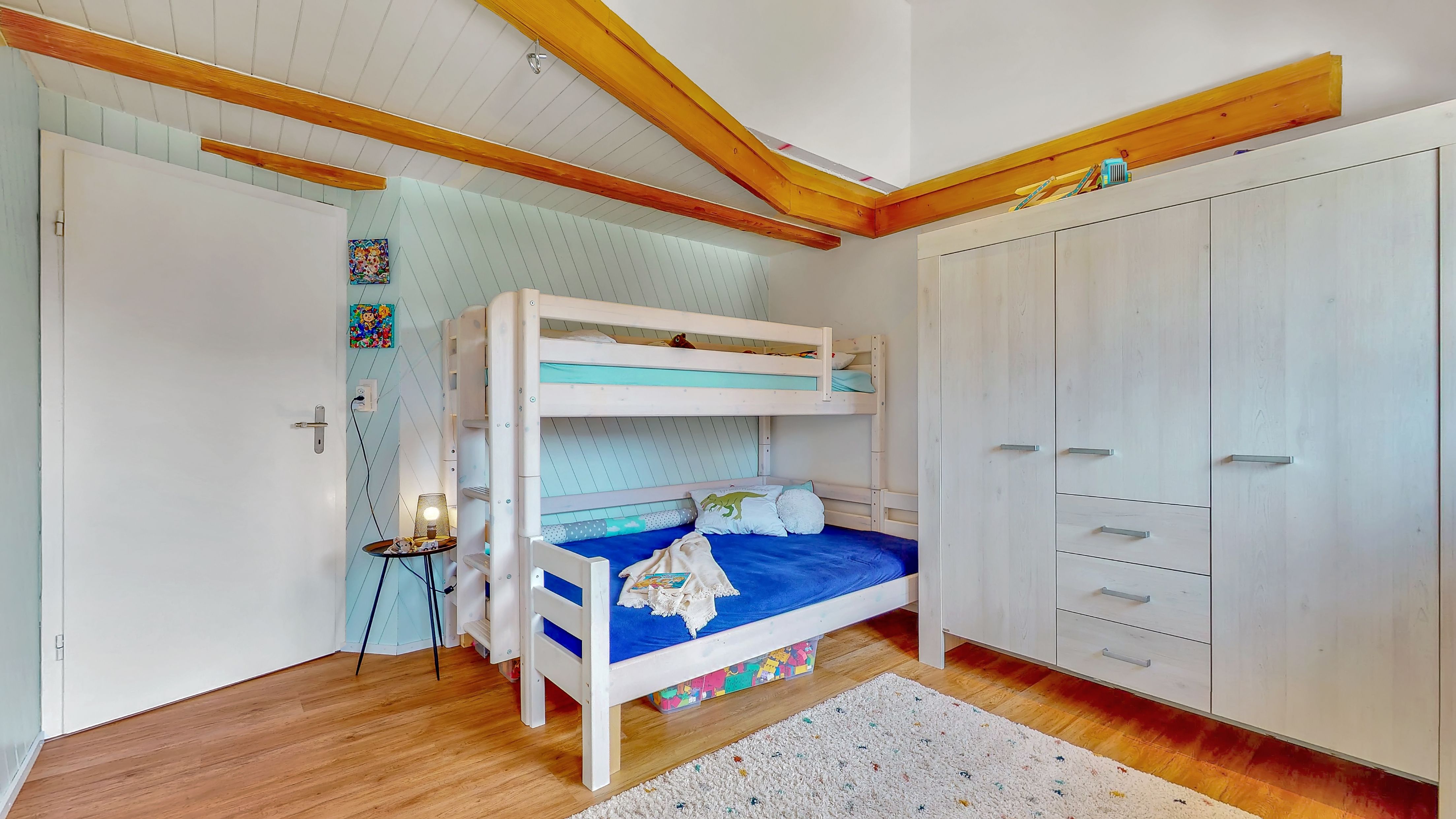 Kinderzimmer mit Etagenbett und Schrank