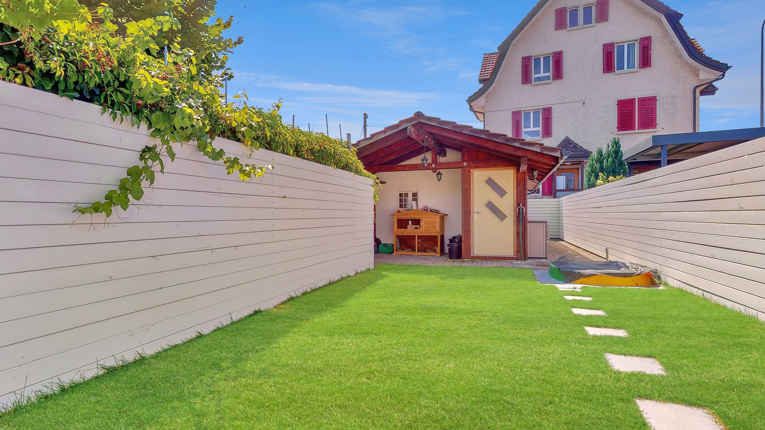 Gepflegter Garten mit Nebengebäude