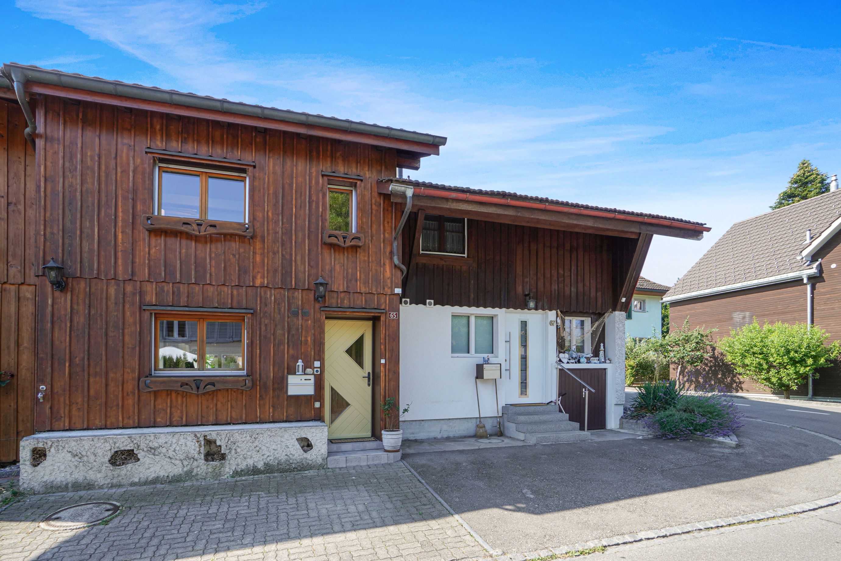 Fassade eines Holzhäuser-Hauses mit Eingangsbereich