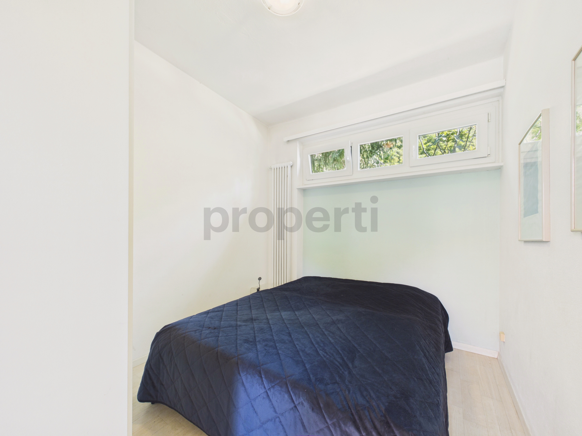 Helles Schlafzimmer mit Dachschräge