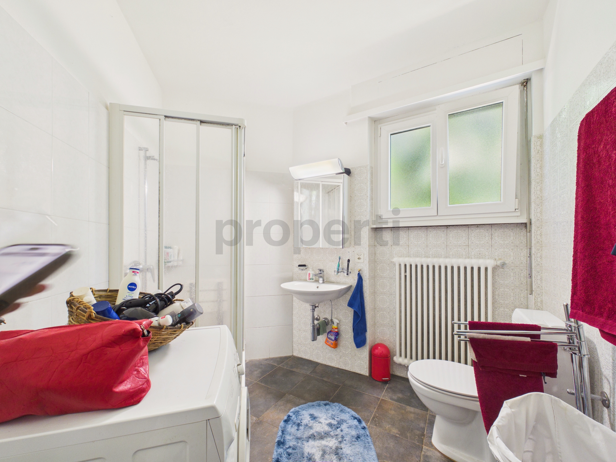 Kleines Badezimmer mit Fenster und Dusche