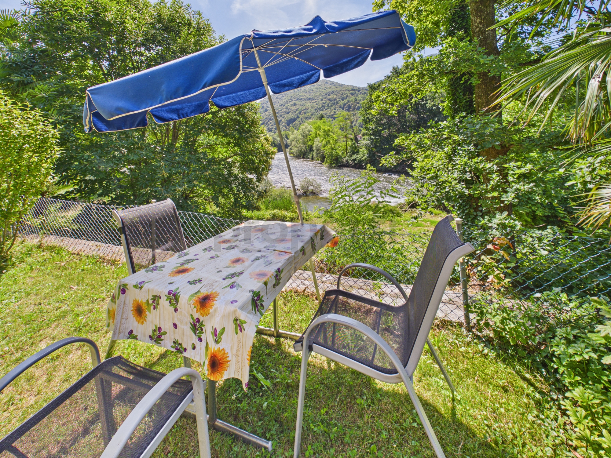 Terrasse mit Blick auf Fluss und Grün