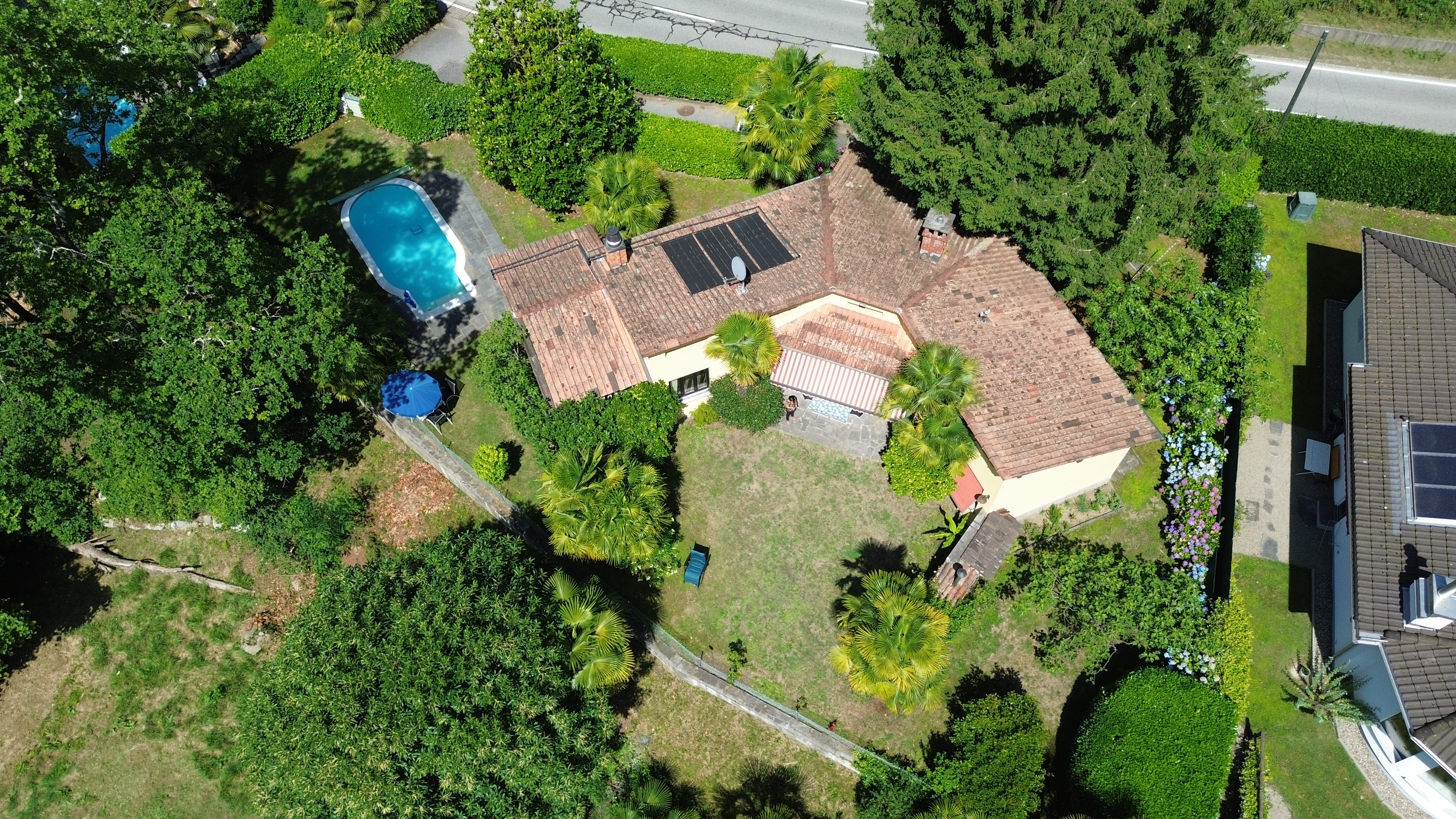 Luftaufnahme eines Hauses mit Garten und Pool