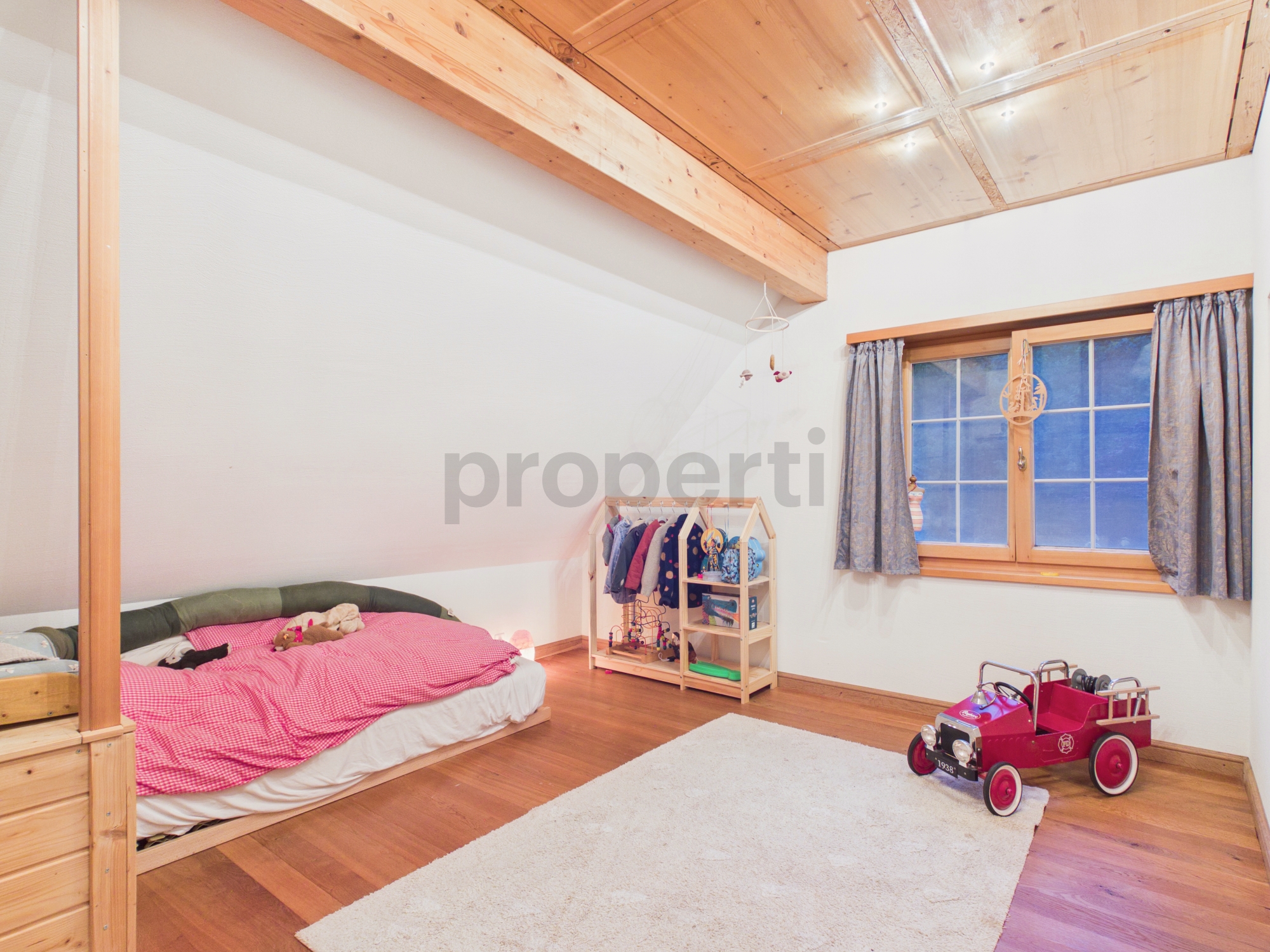 Kinderzimmer mit Holzbalkendecke