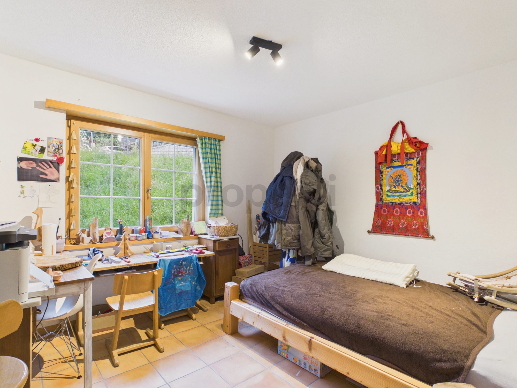 Helles Schlafzimmer mit Arbeitsbereich