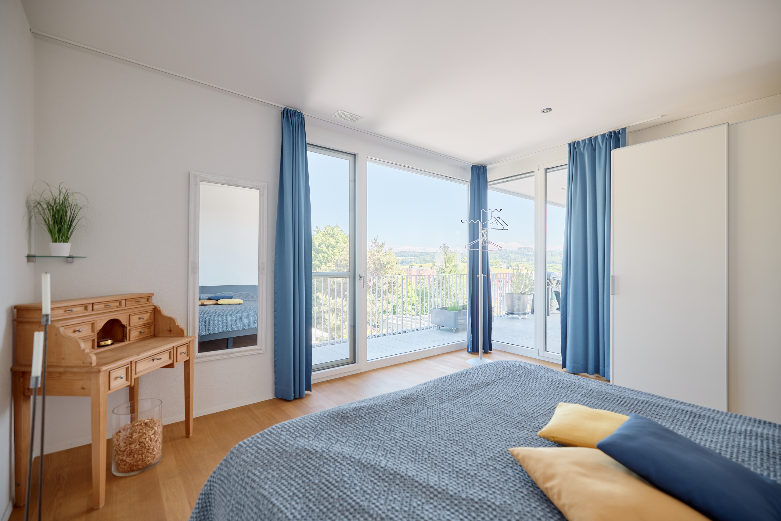 Helles Schlafzimmer mit Balkonblick