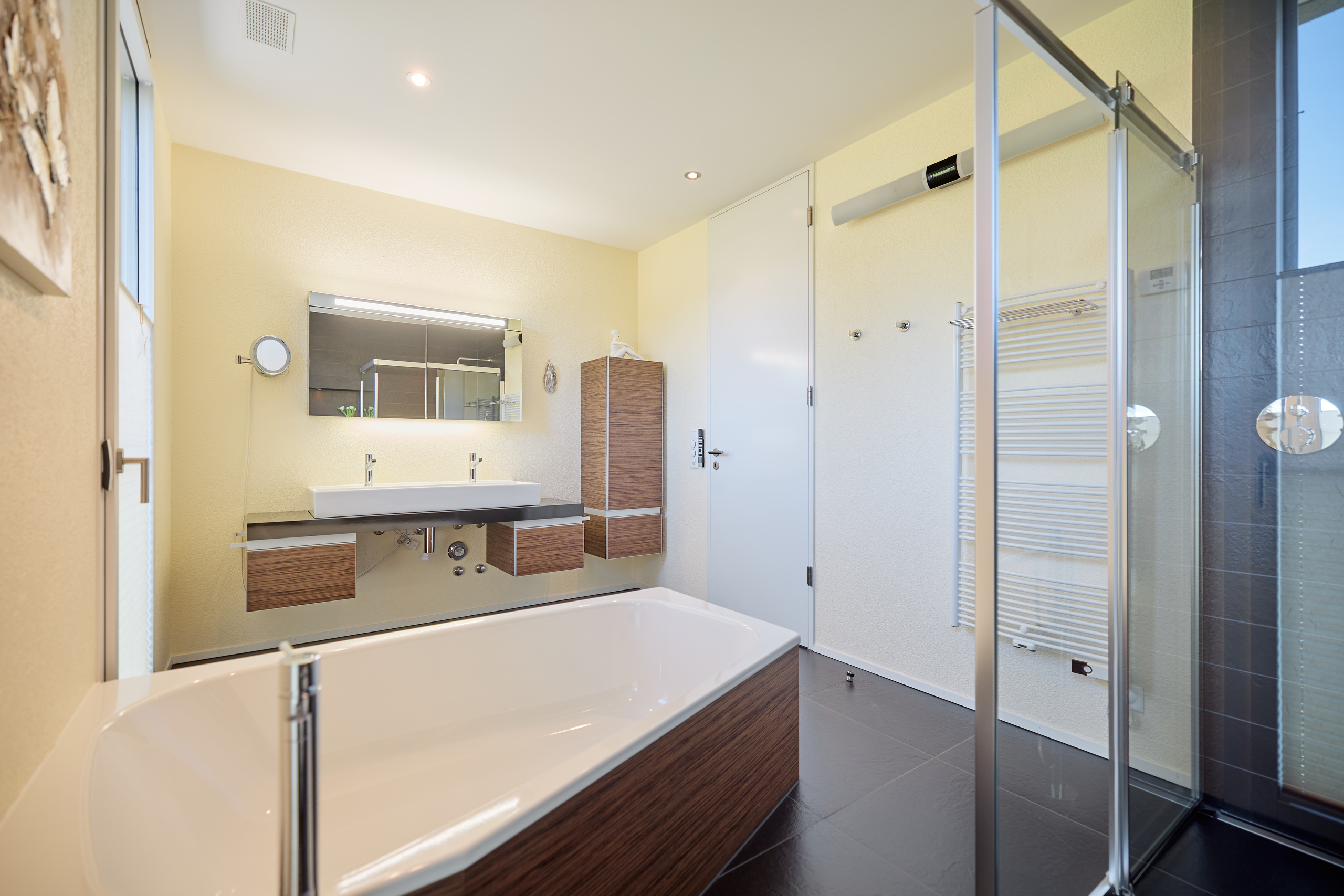 Modernes Badezimmer mit Badewanne und Glasdusche