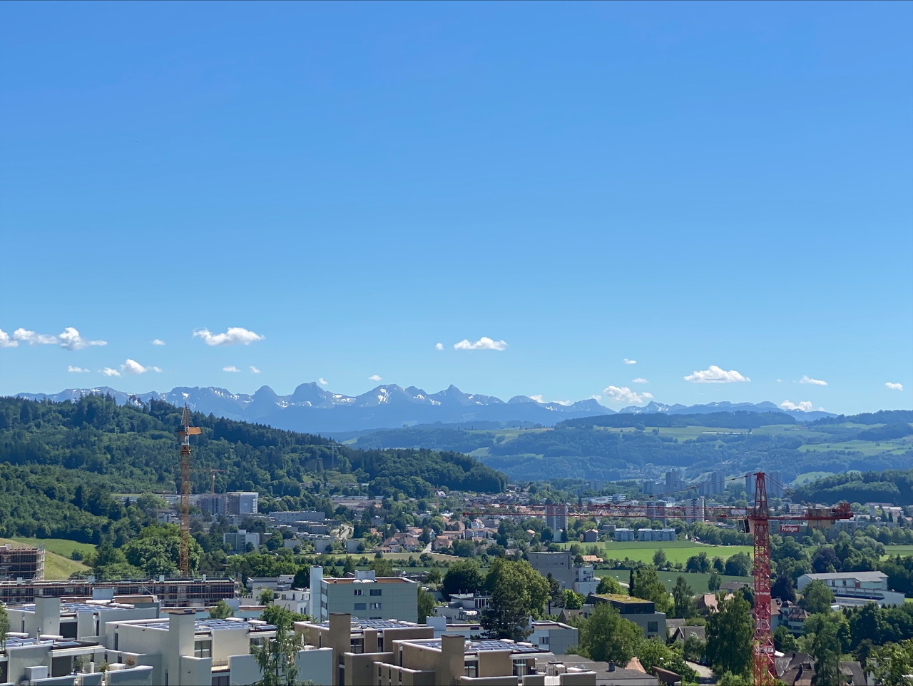 Stadt- und Alpenpanorama