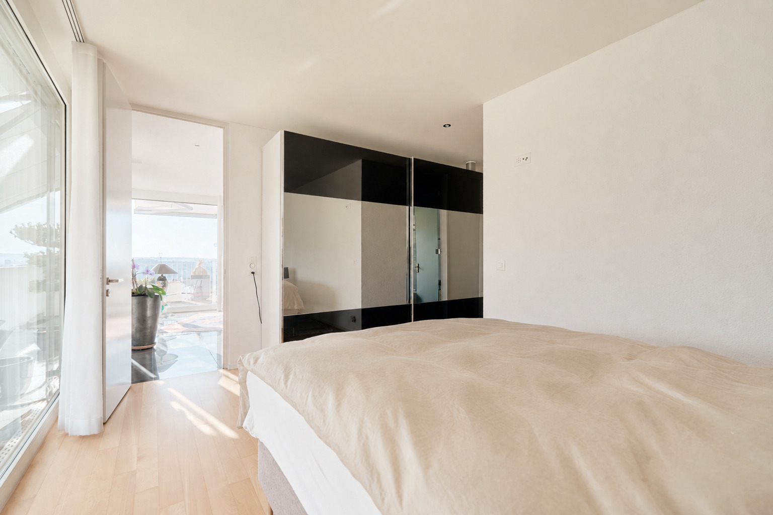 Helles Schlafzimmer mit Zugang zum Balkon