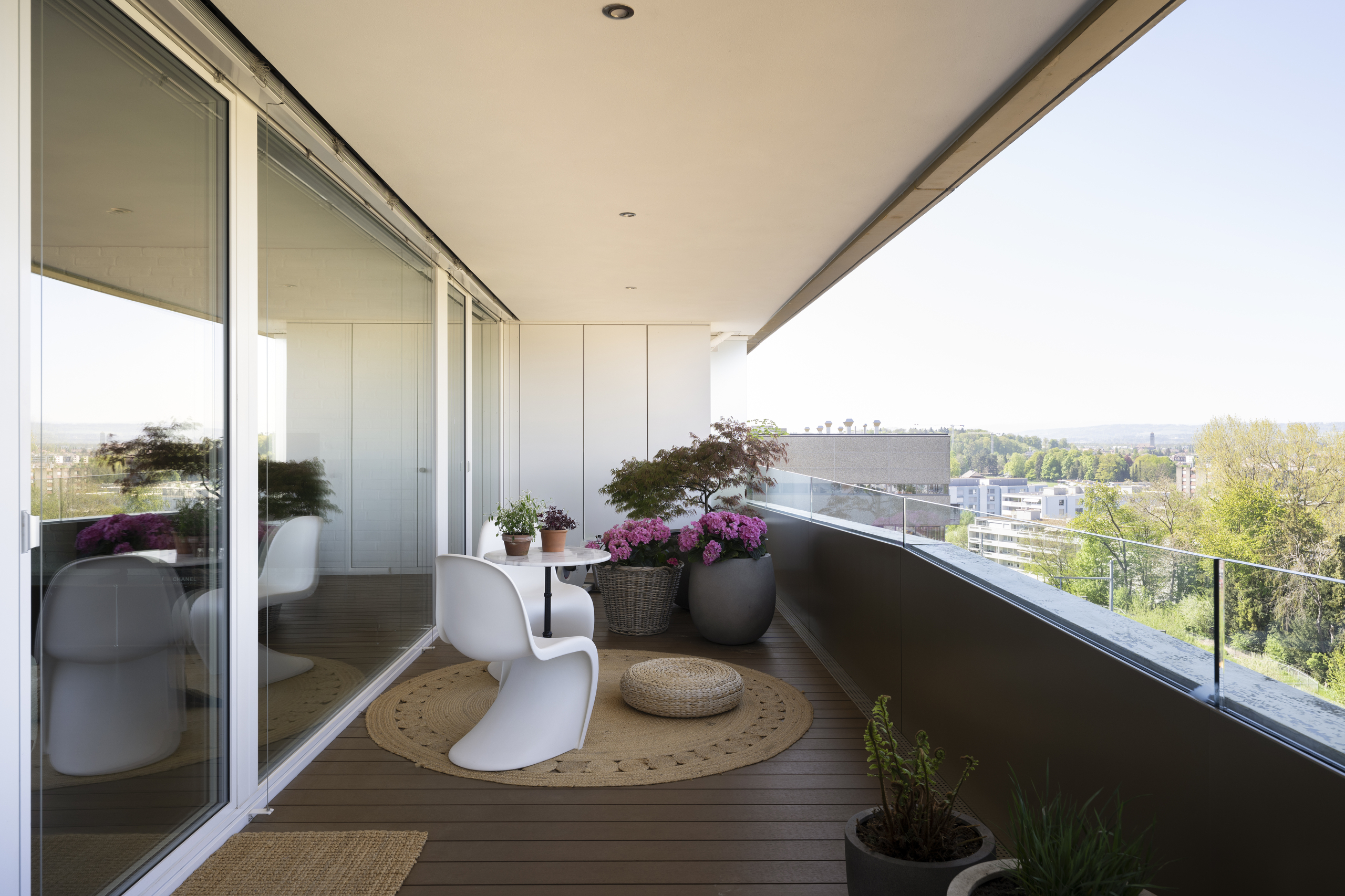 Moderne Balkonterrasse mit Ausblick