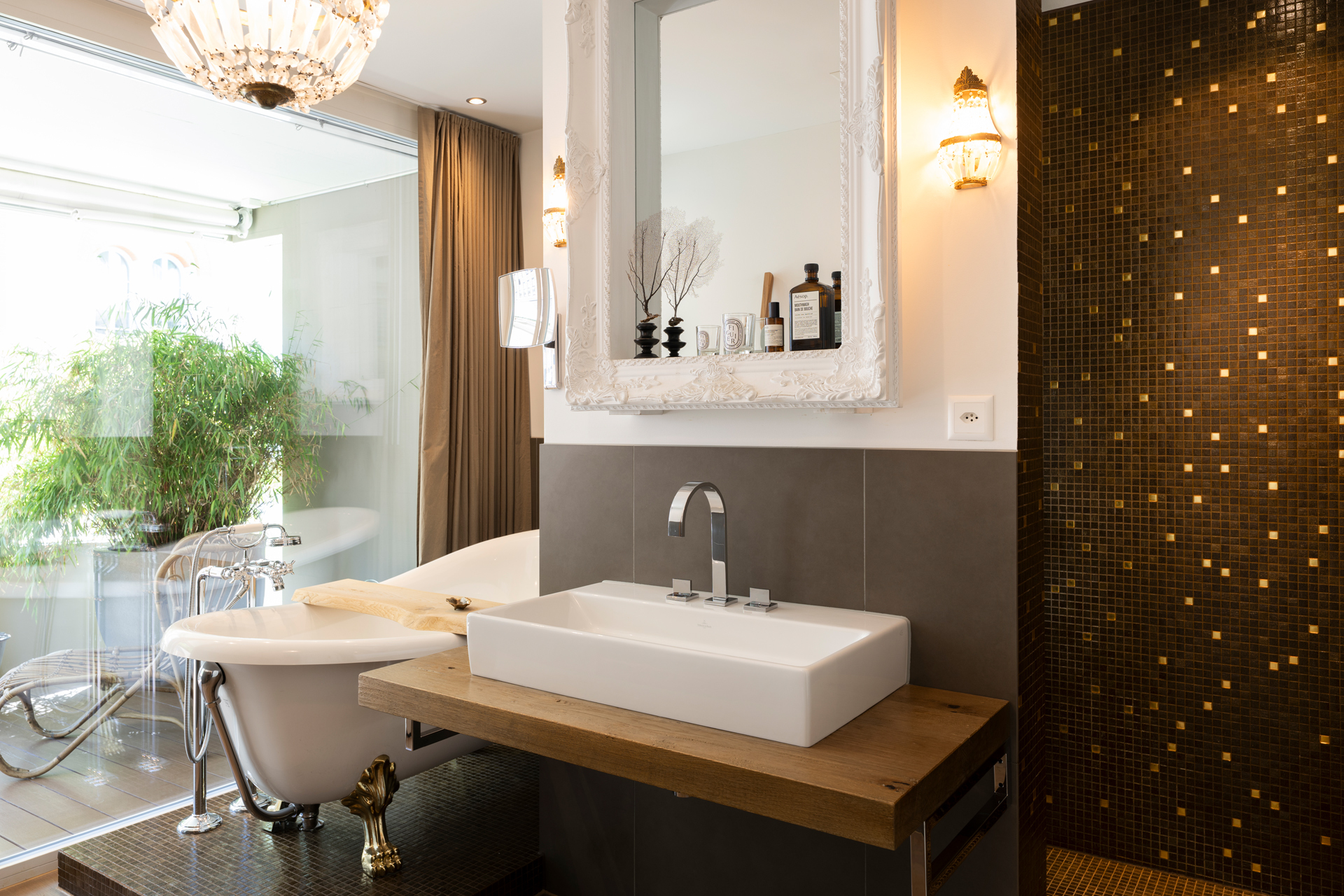 Luxuriöses Badezimmer mit Badewanne und Waschtisch