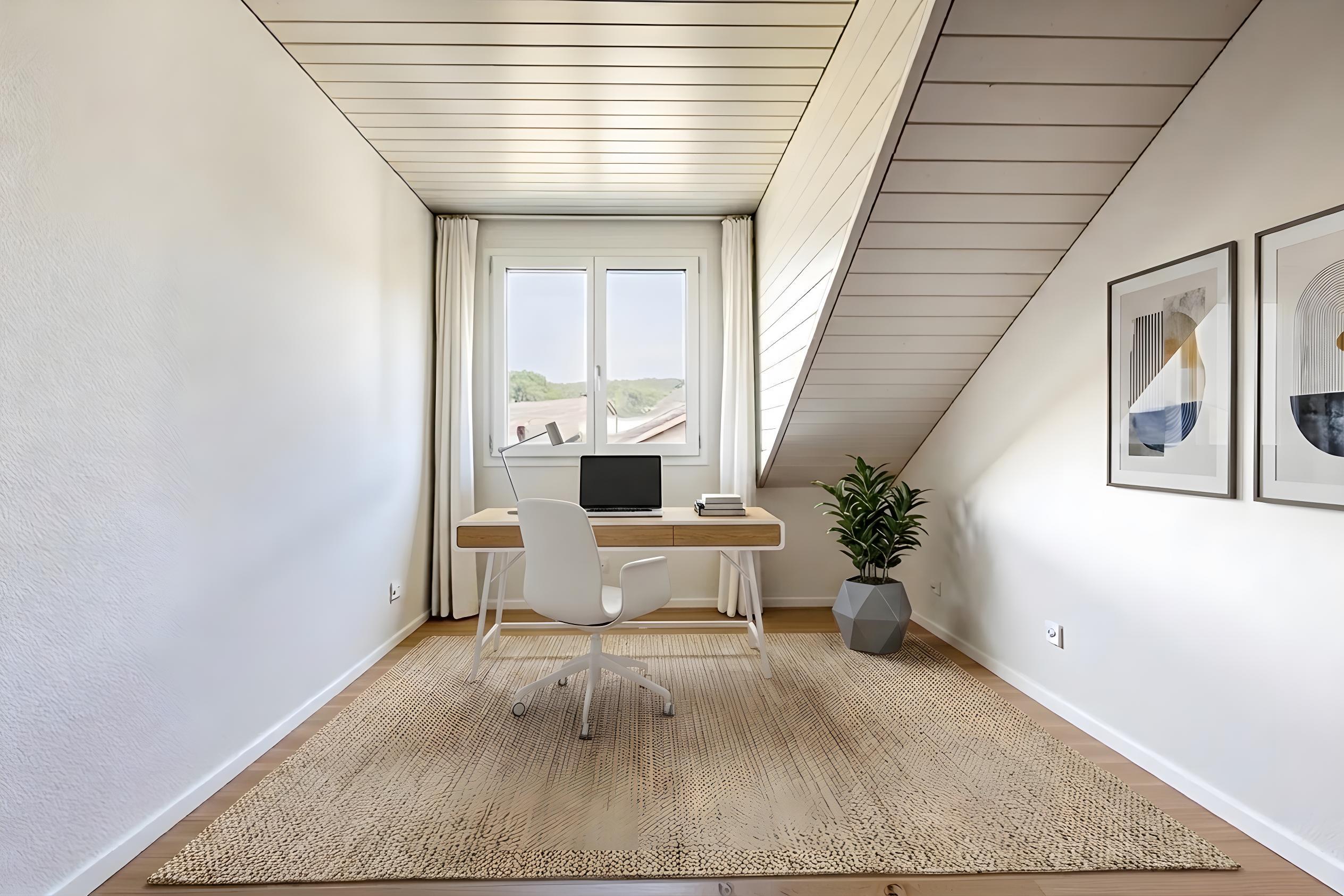 Helles Dachgeschoss-Büro
