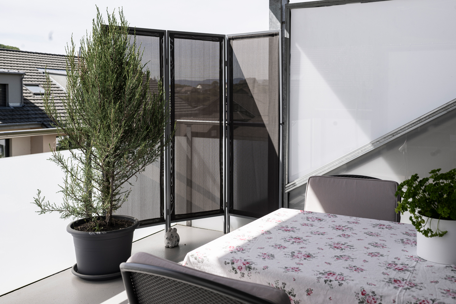 Balkon mit Sichtschutz und Tisch