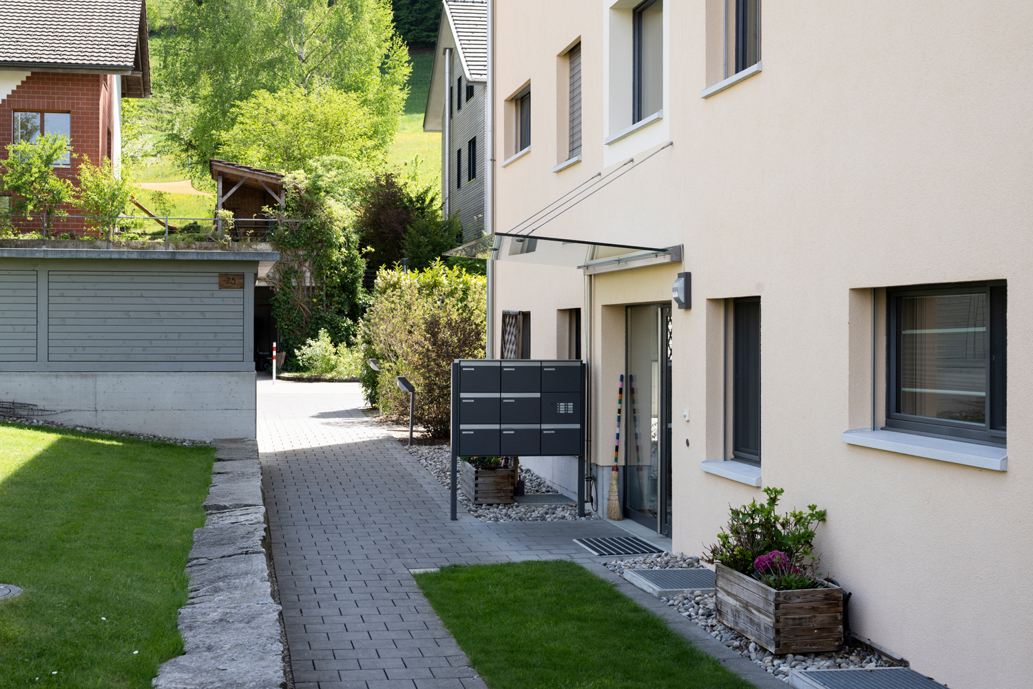 Eingangsbereich eines Wohnhauses mit Vorgarten