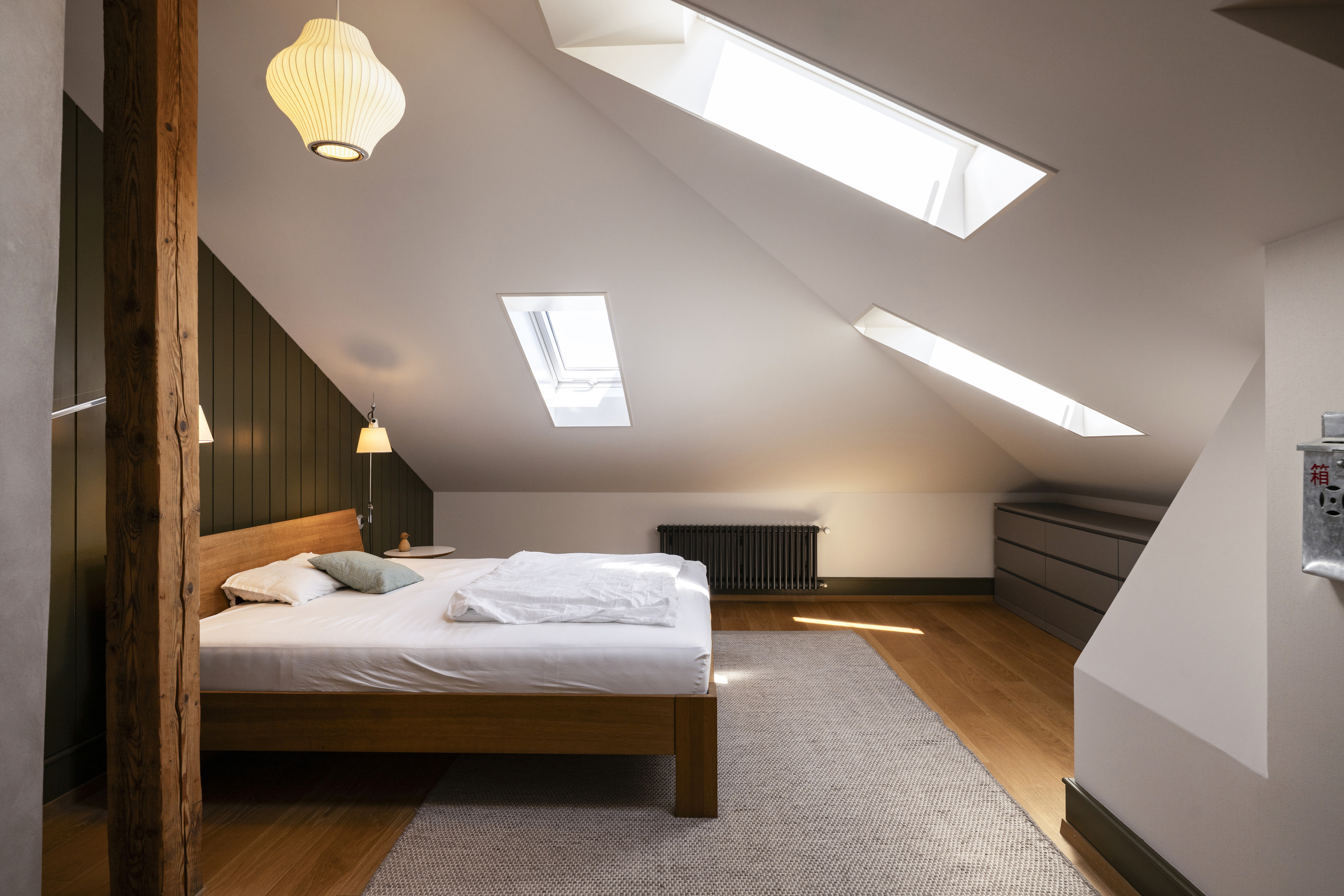 Dachgeschoss-Schlafzimmer mit Dachfenstern