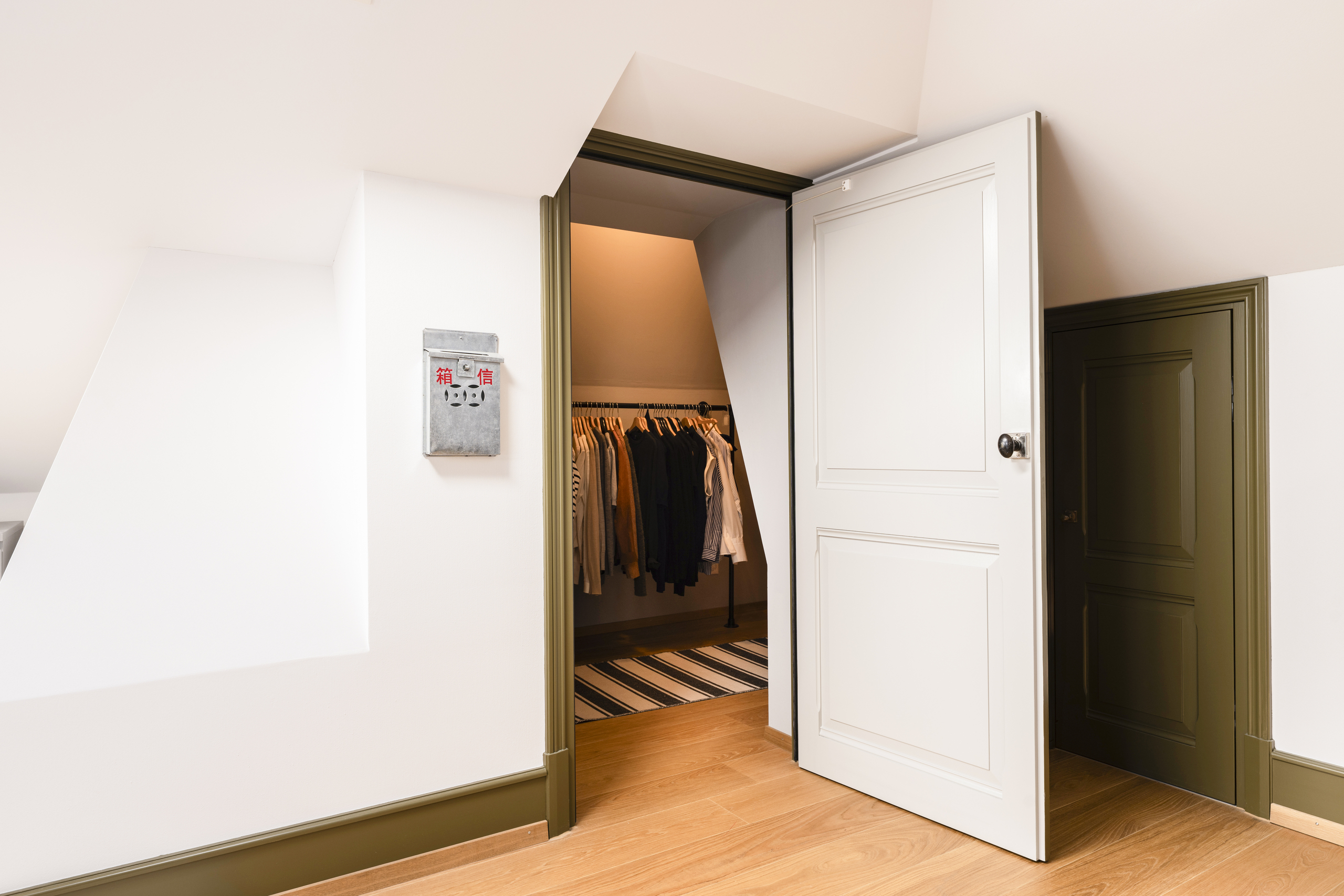 Offener Kleiderschrank im Dachgeschossflur