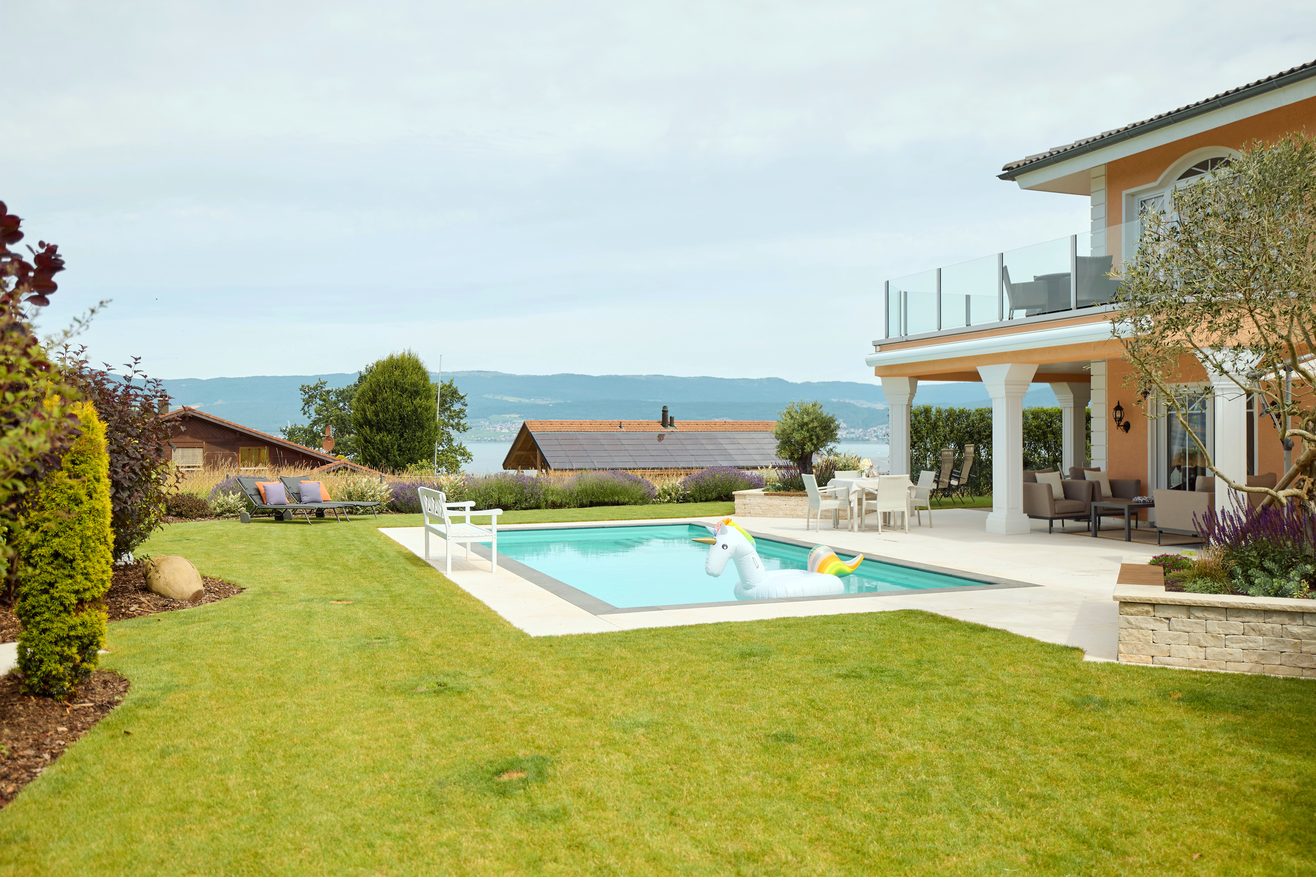 Poolgarten mit mediterranem Einfamilienhaus