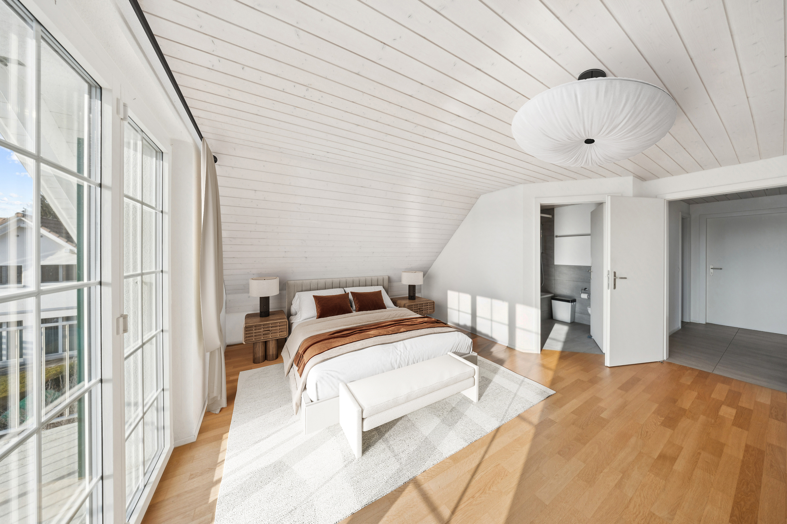 Helles Dachgeschoss-Schlafzimmer mit Balkonzugang