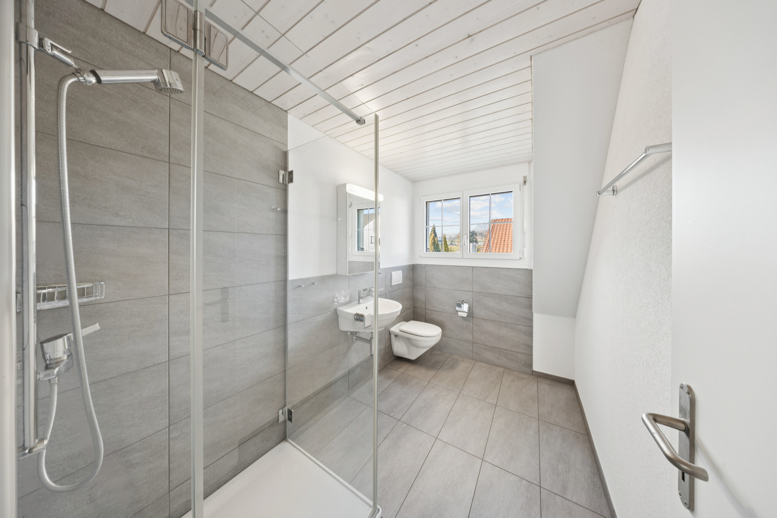 Modernes Badezimmer mit Dusche und WC