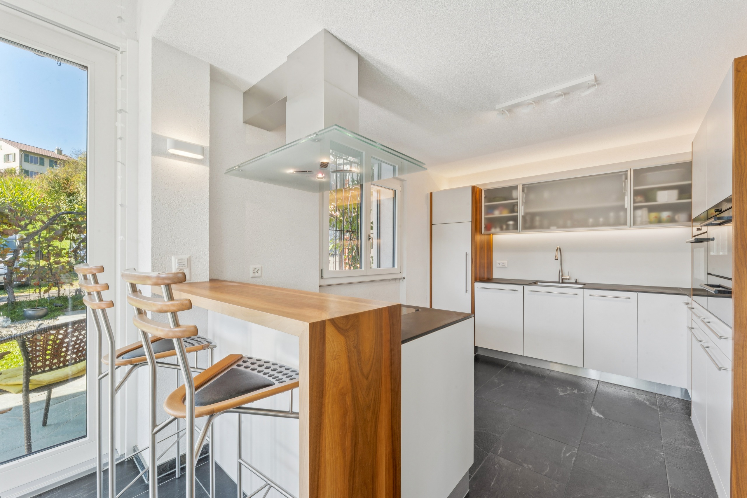Moderne Küche mit Holzdetails und Fensterblick