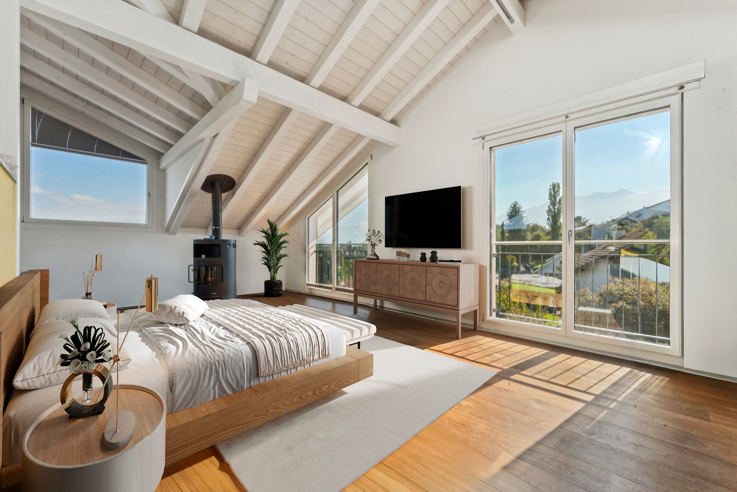 Helles Schlafzimmer mit Dachschrägen und Bergblick