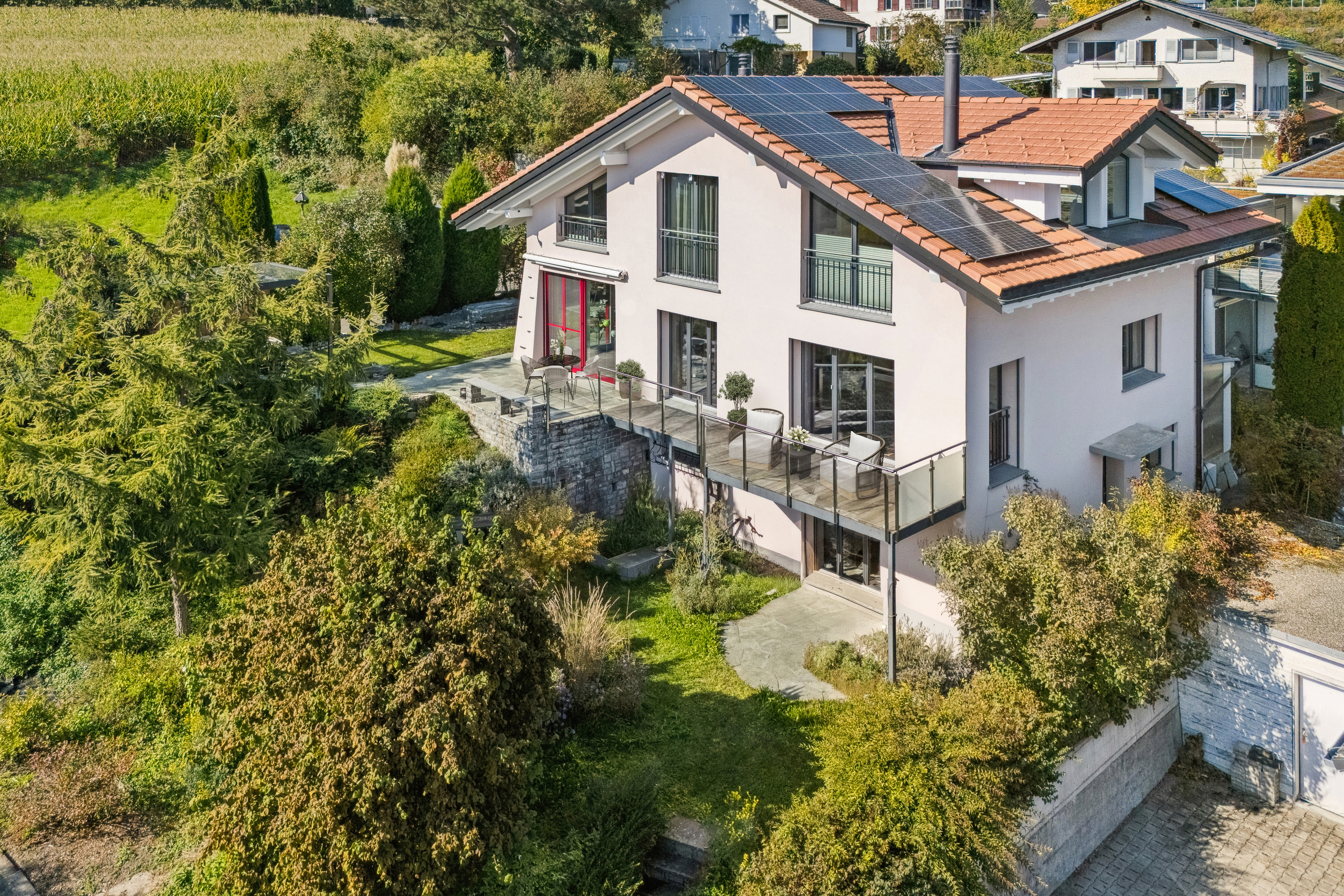 Moderne Villa mit Solardach und Gartenblick