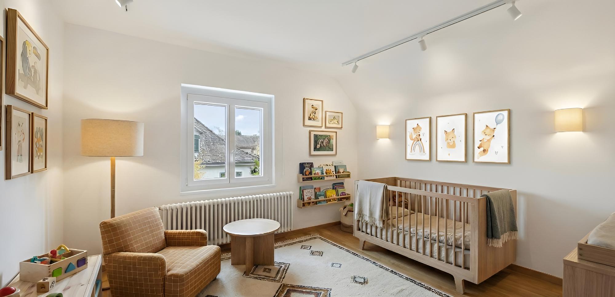 Helles Kinderzimmer mit Holzmöbeln