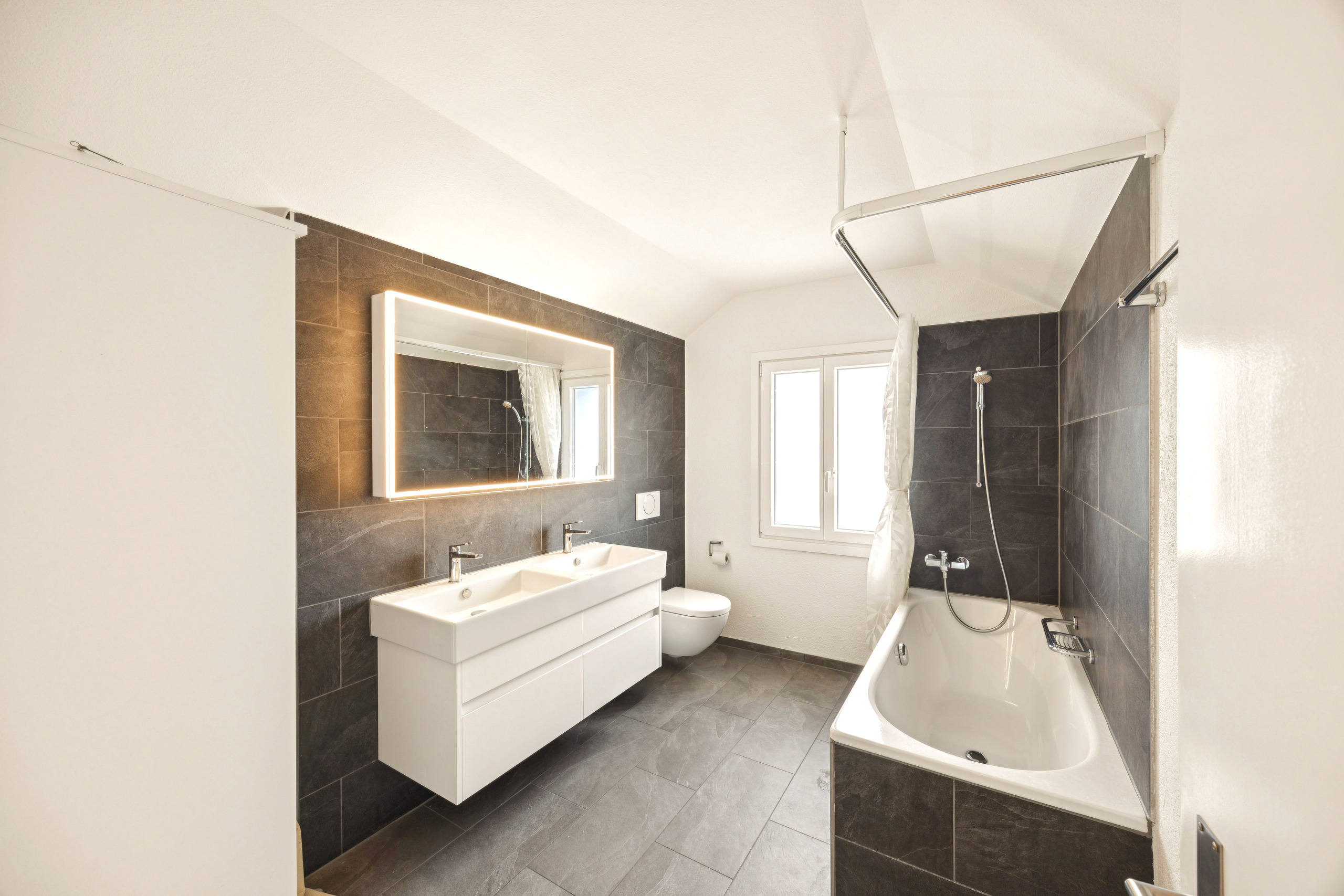 Modernes Badezimmer mit Badewanne und Doppelwaschbecken