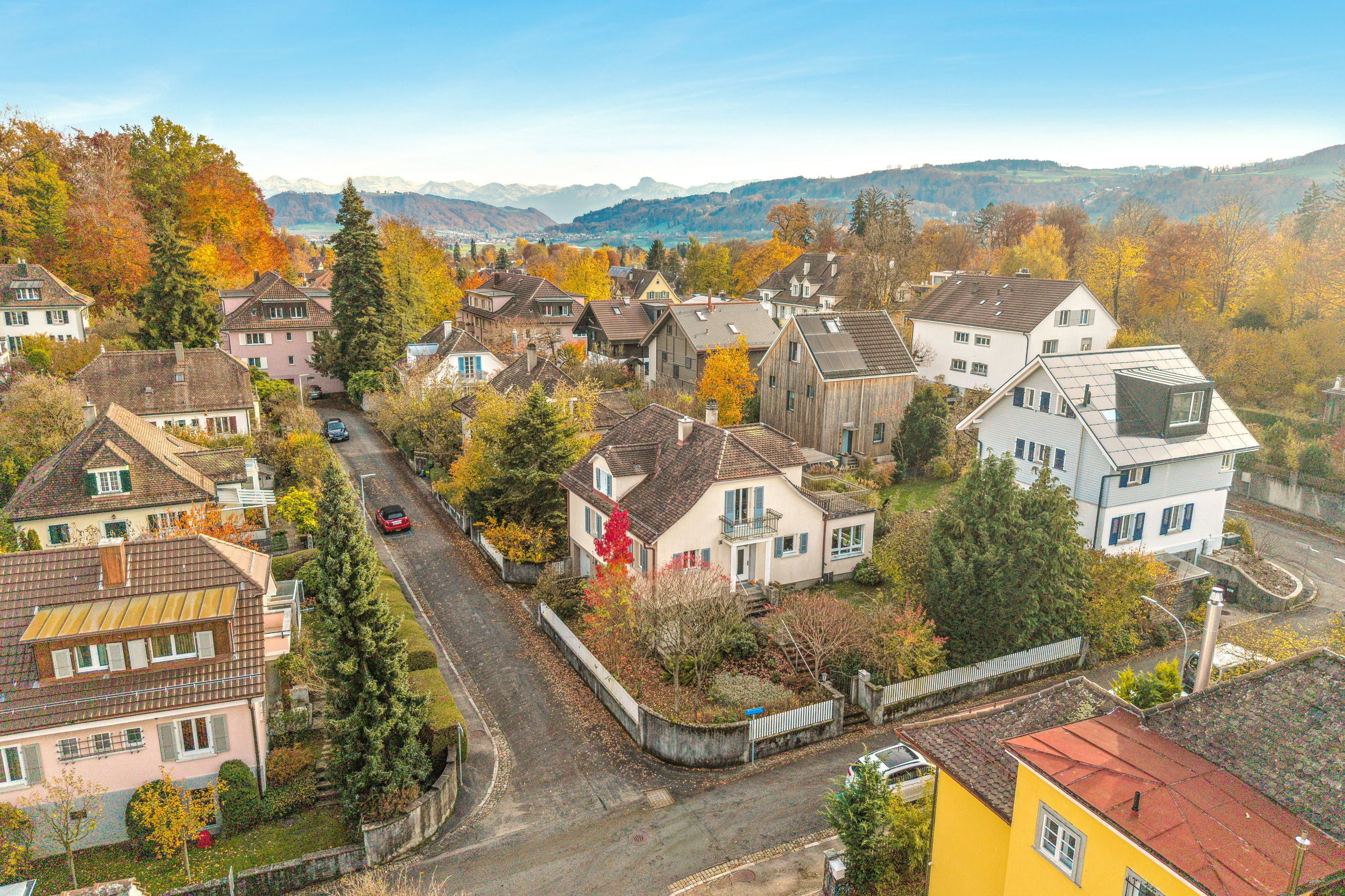 Wohngebiet mit Bergpanorama im Herbst
