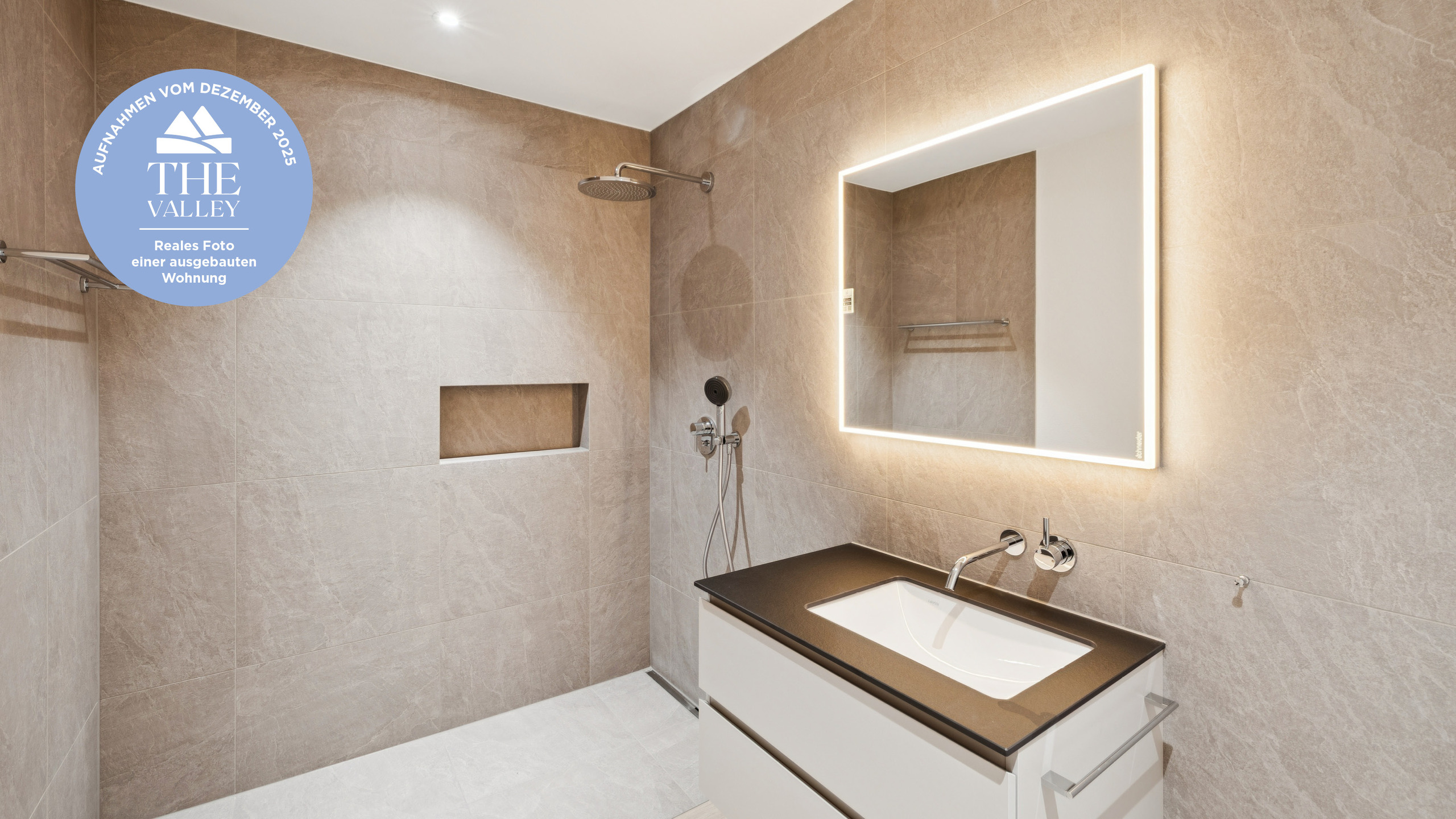 Modernes Badezimmer mit begehbarer Dusche und Waschtisch