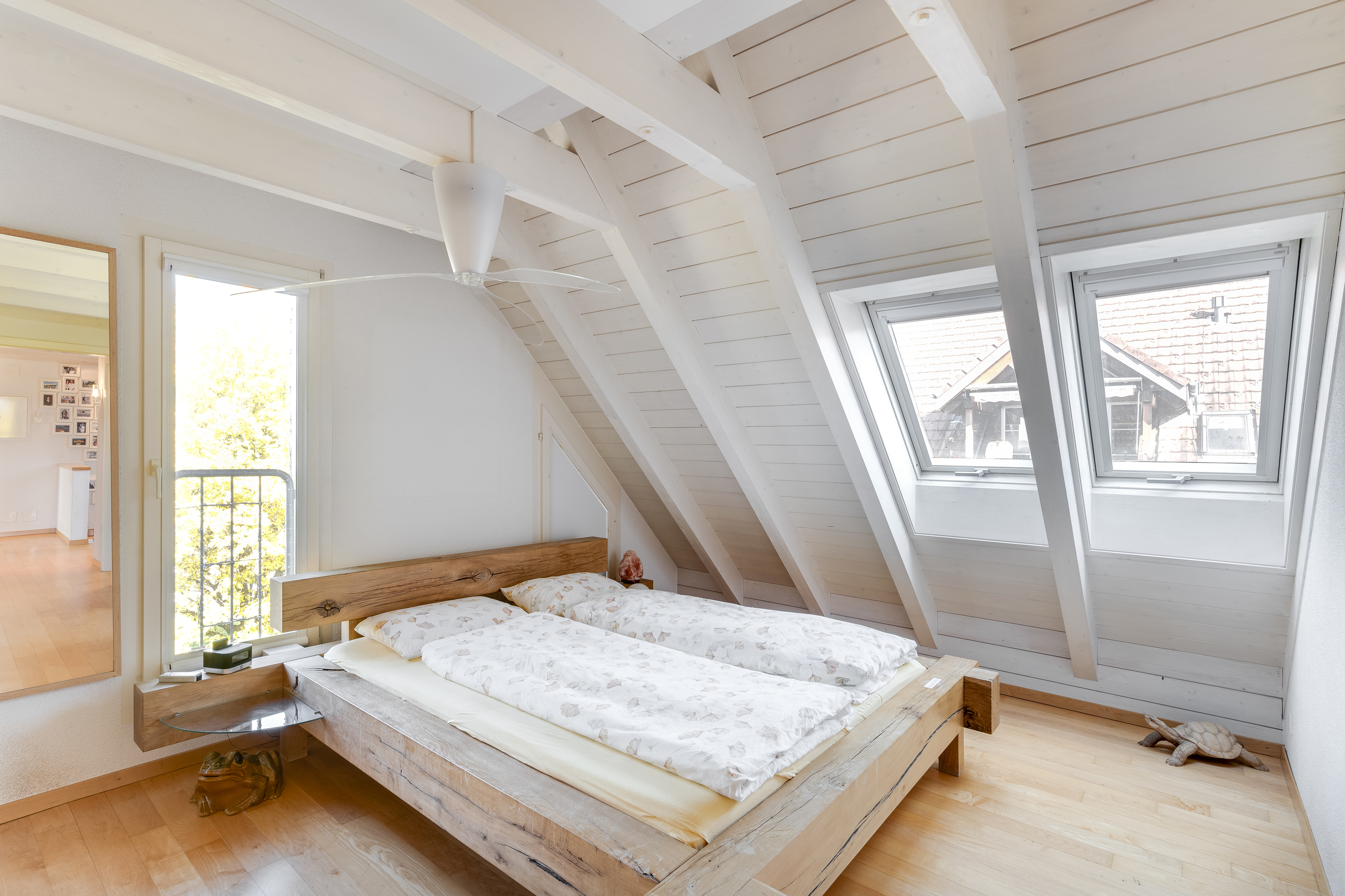 Helles Dachgeschoss-Schlafzimmer