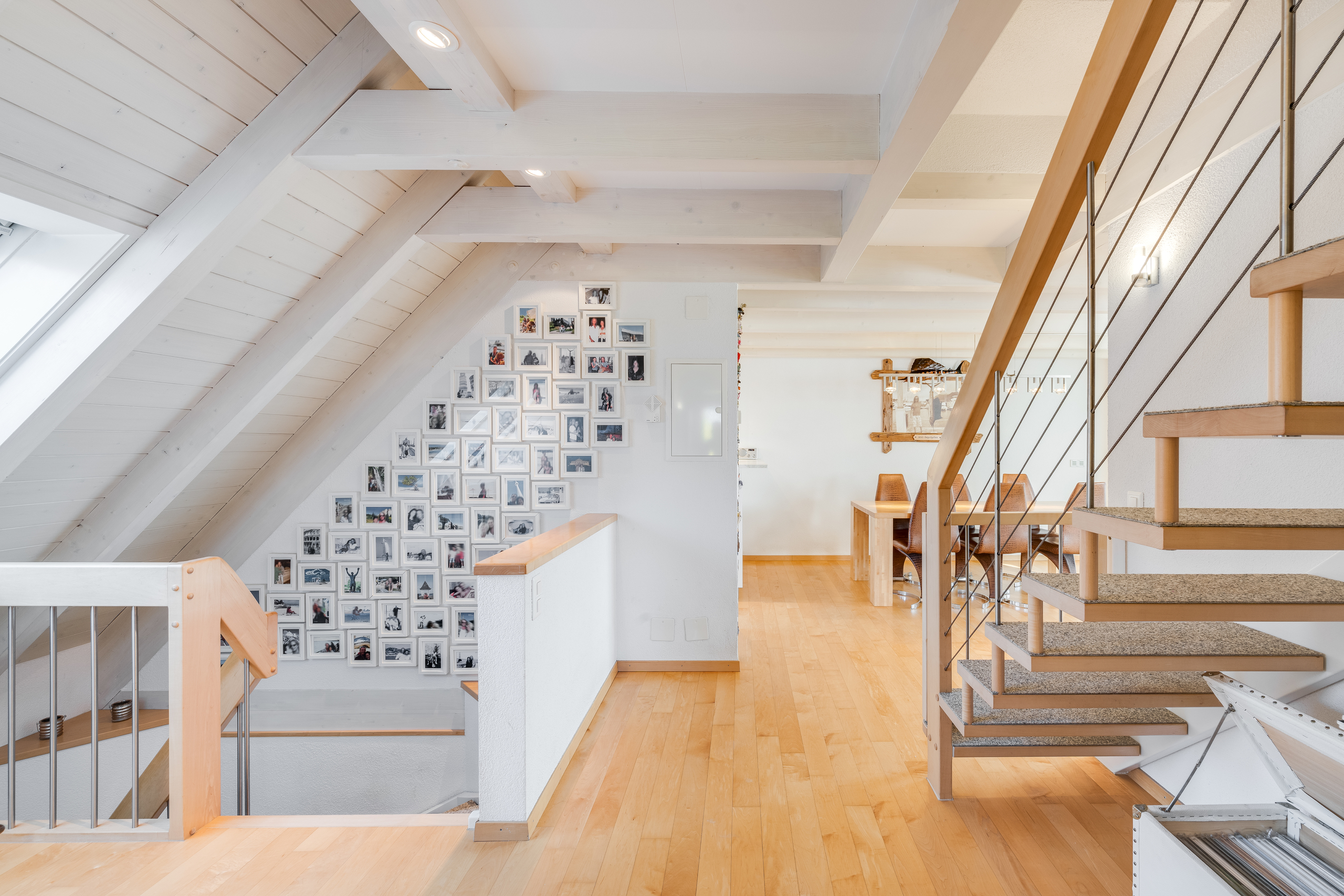 Offener Dachgeschossflur mit Treppe