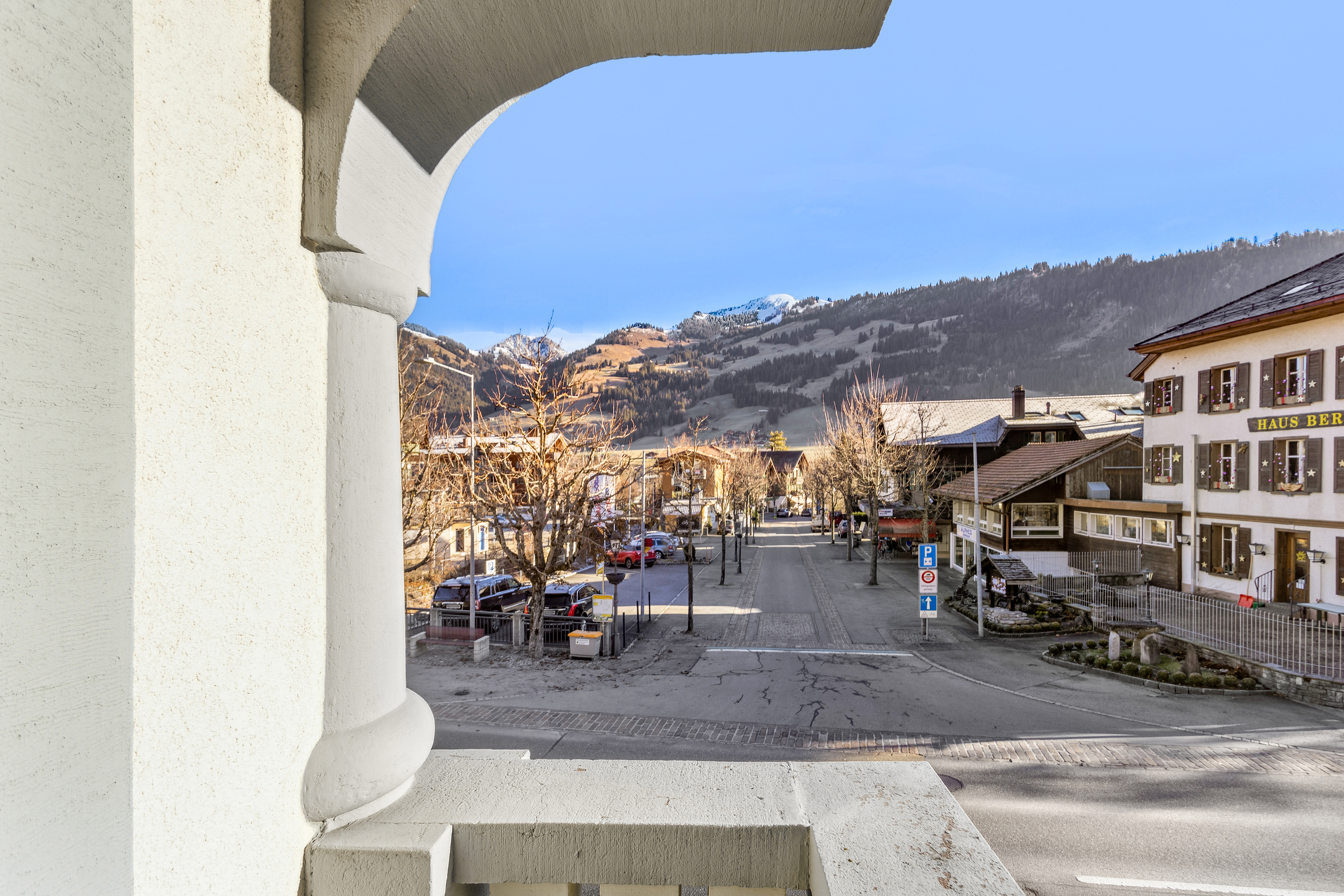 Bergdorf mit Blick auf die Straße