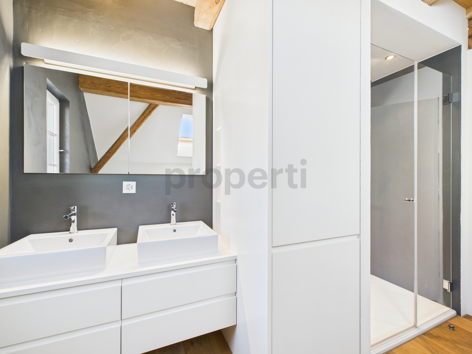 Modernes Badezimmer mit Doppelwaschtisch und Duschkabine