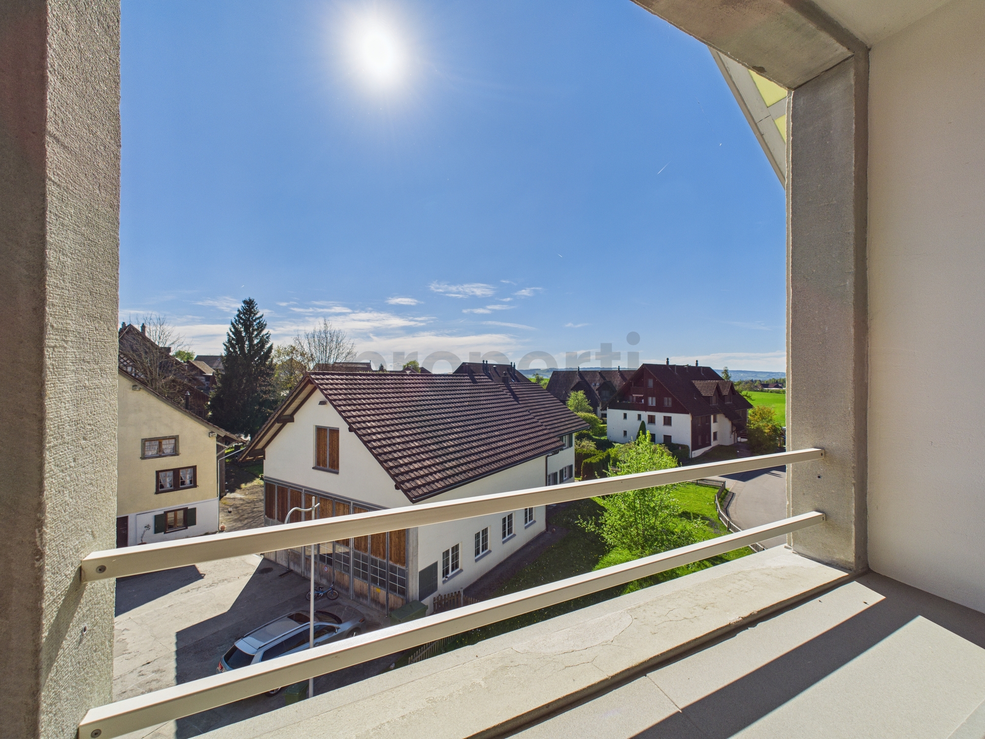 Balkon mit Blick über Wohngebiet