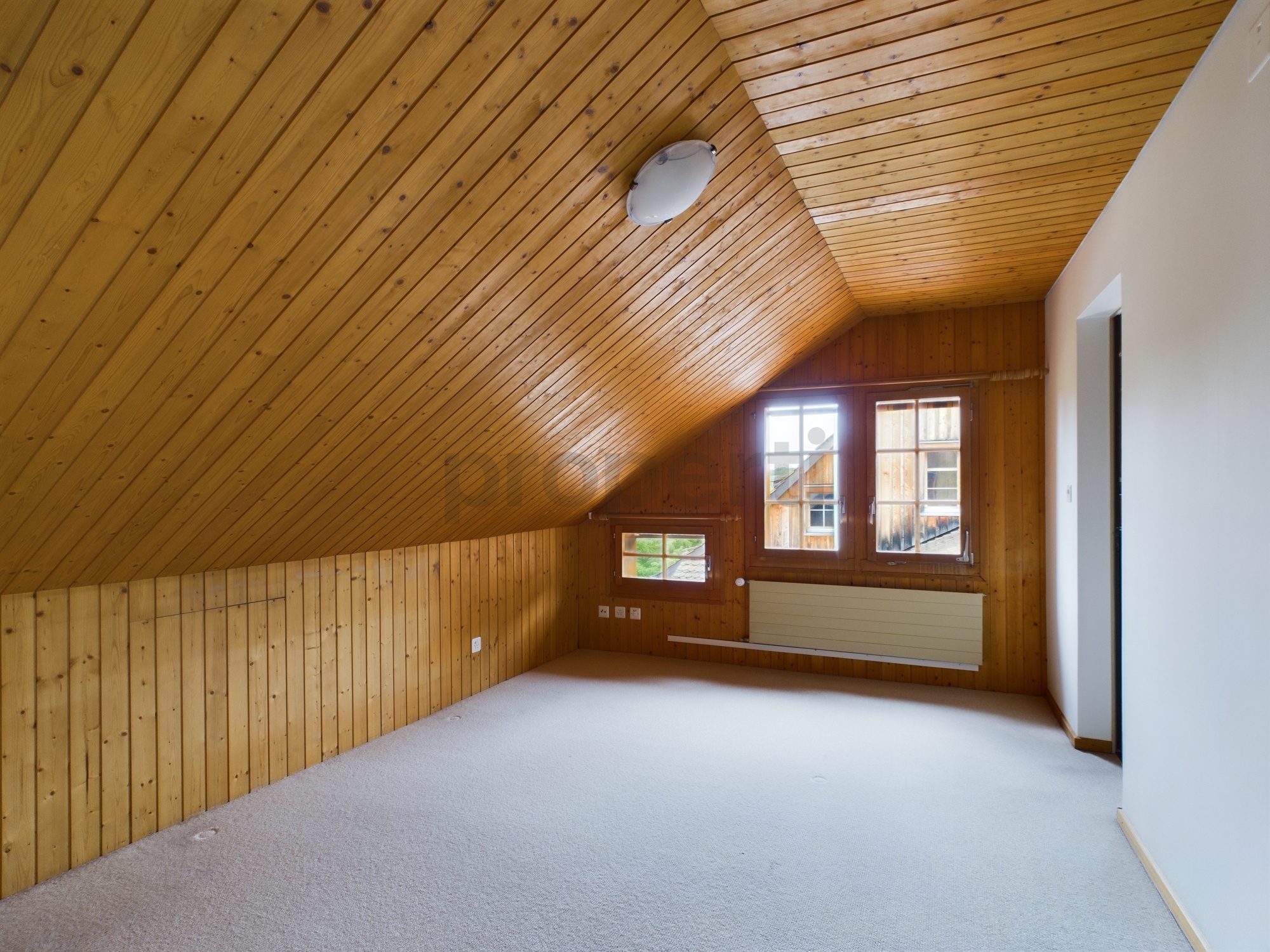 Ausgebauter Dachraum mit Holzverkleidung