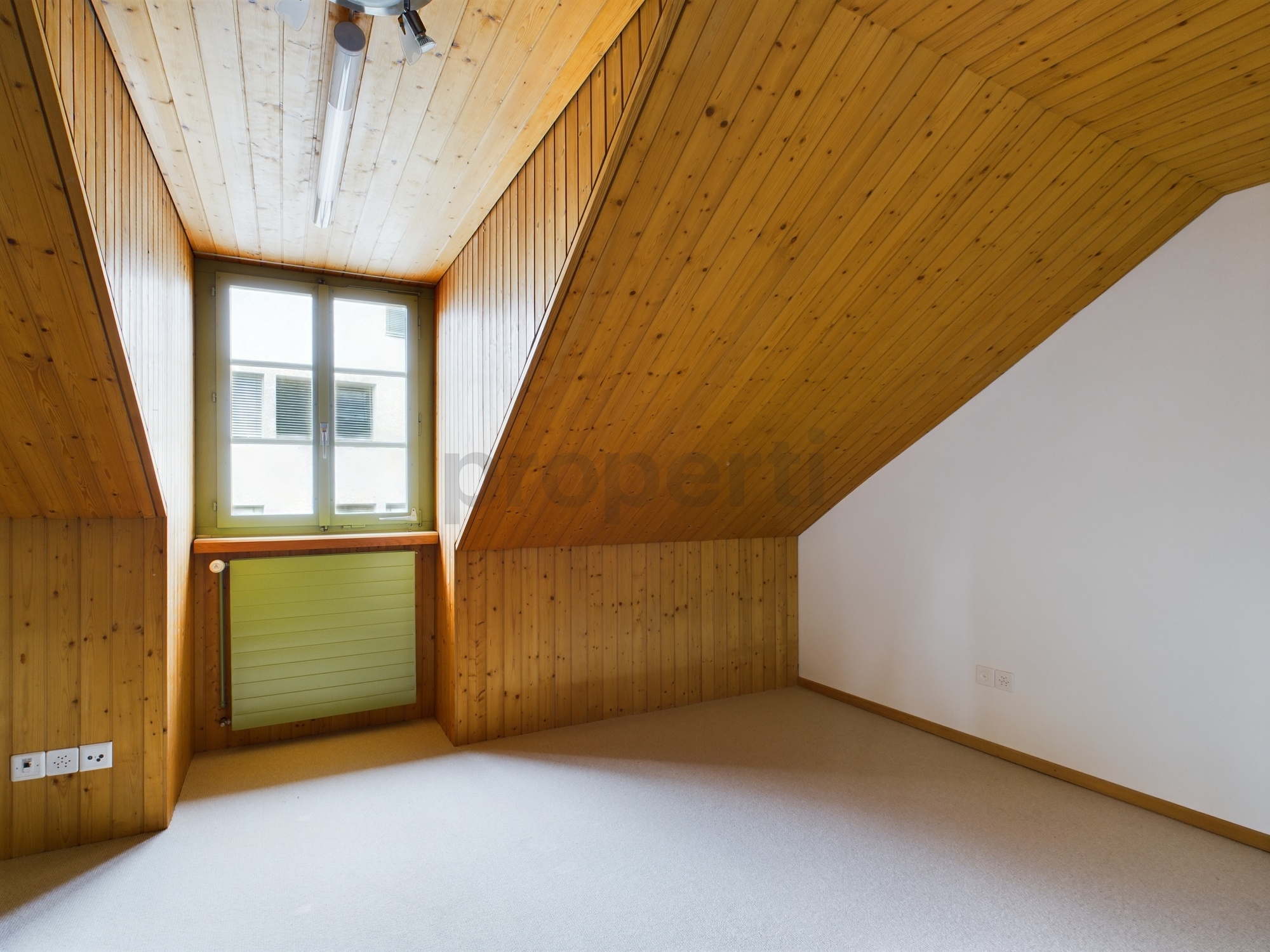 Dachgeschosszimmer mit Holzverkleidung