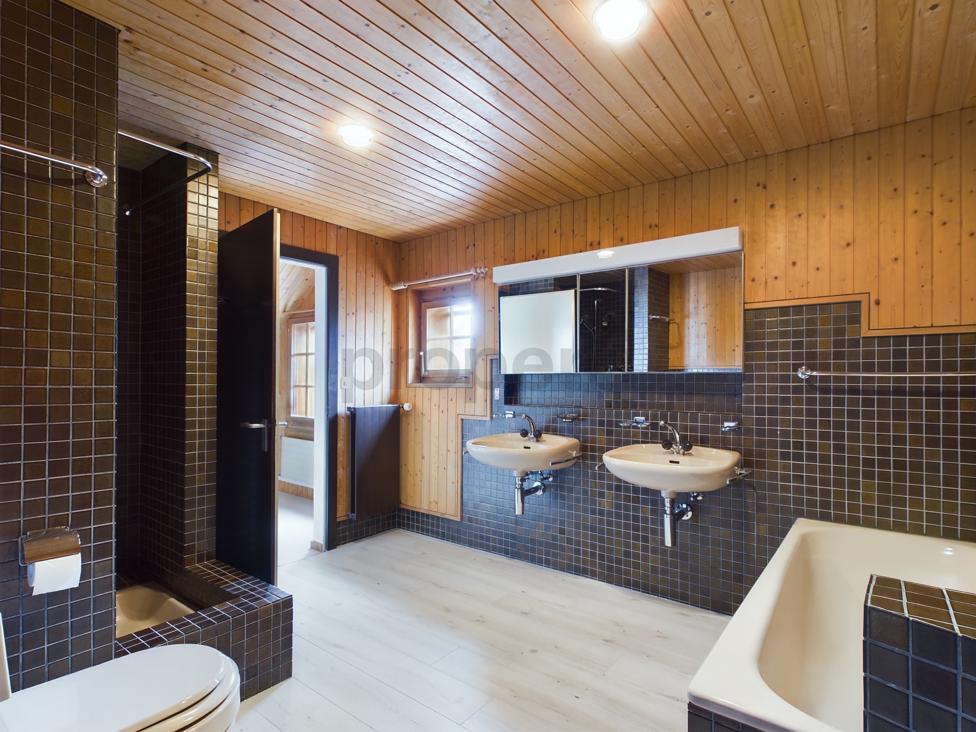 Badezimmer mit Holzverkleidung