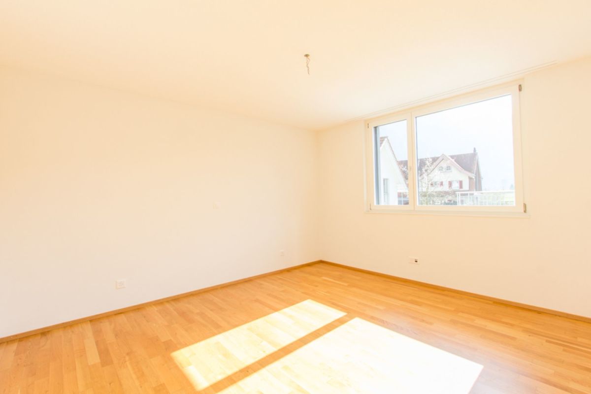 Heller leerer Wohnraum mit großem Fenster