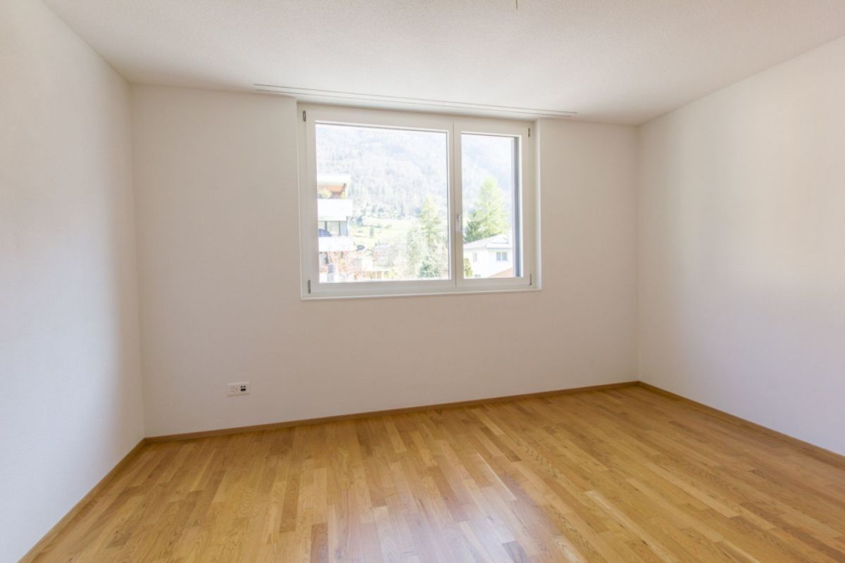 Leerer heller Wohnraum mit Fenster