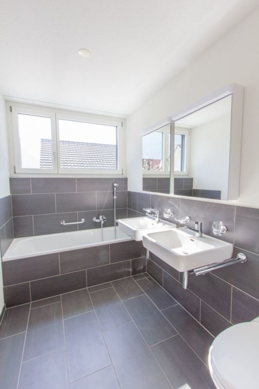 Modernes Badezimmer mit Badewanne und Doppelwaschbecken