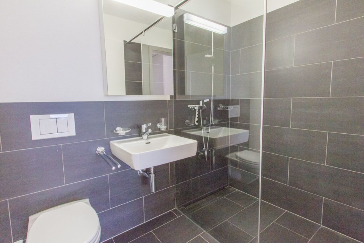 Modernes Badezimmer mit Dusche und WC
