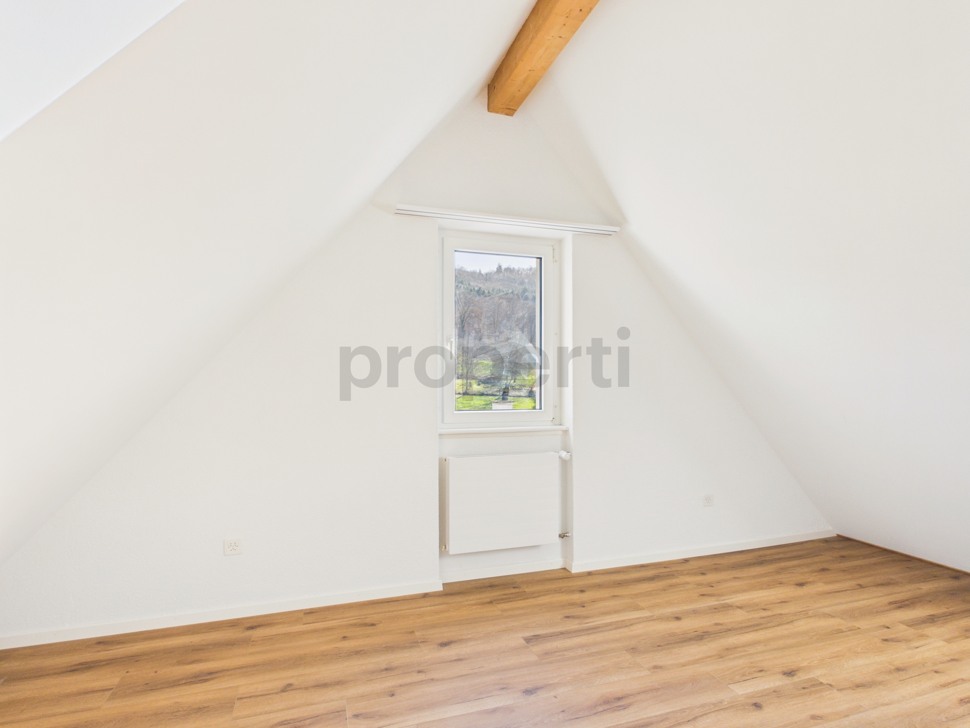 Helles Dachgeschosszimmer mit Fenster