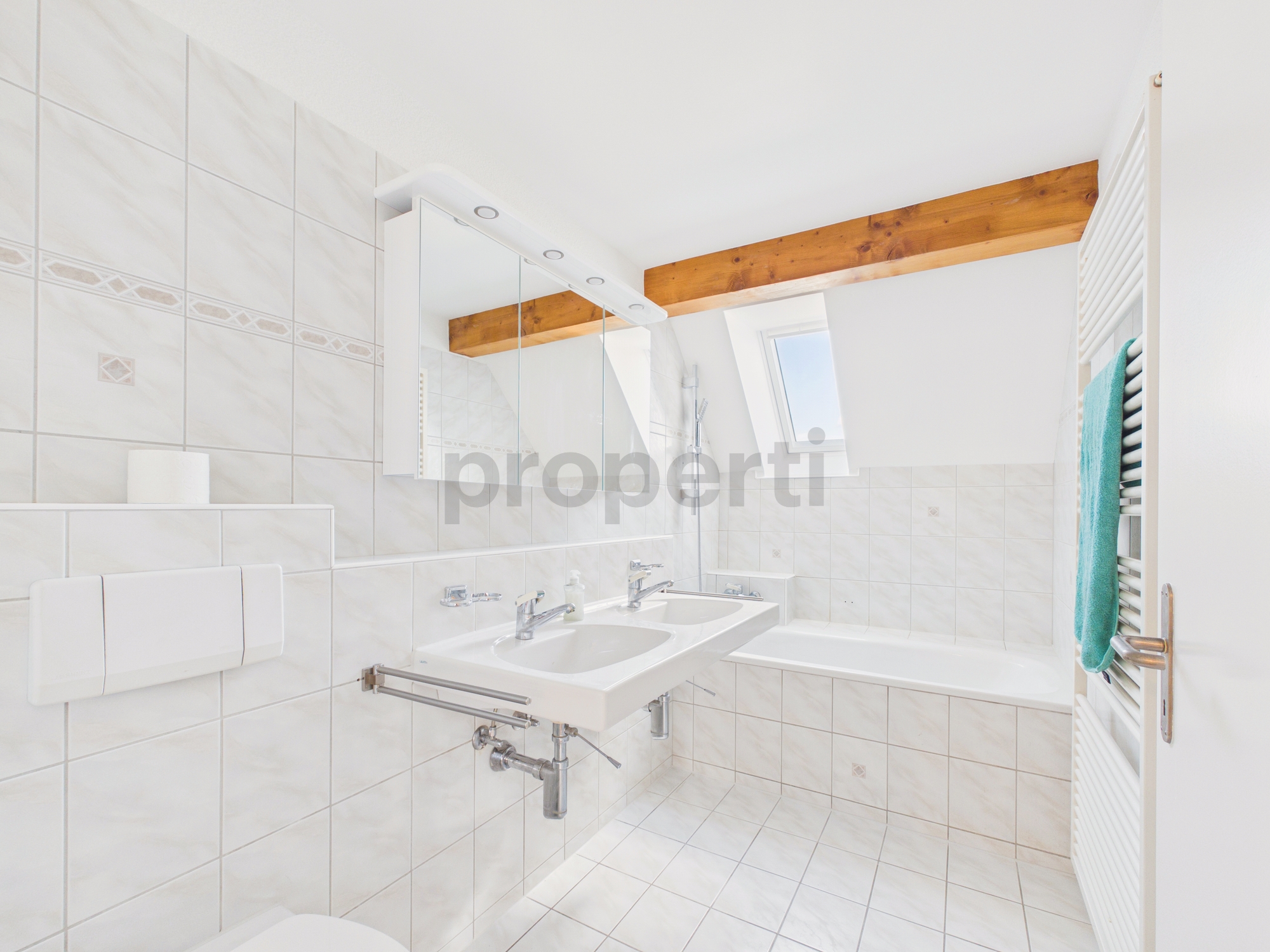 Helles Badezimmer mit Dachschräge