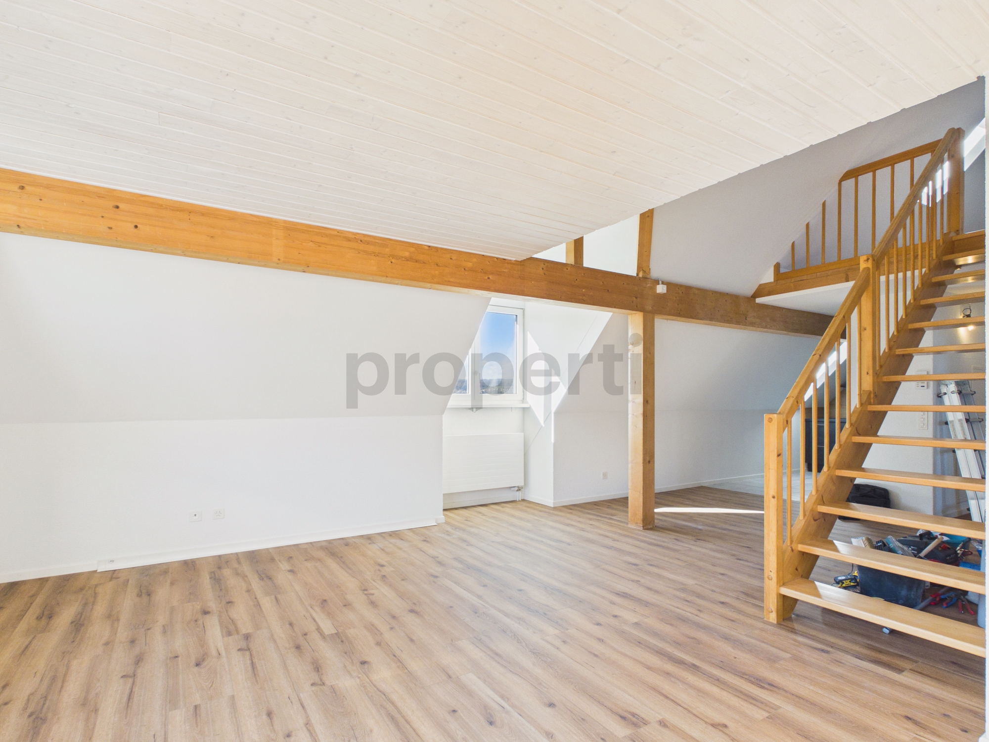 Heller Dachraum mit Holztreppe